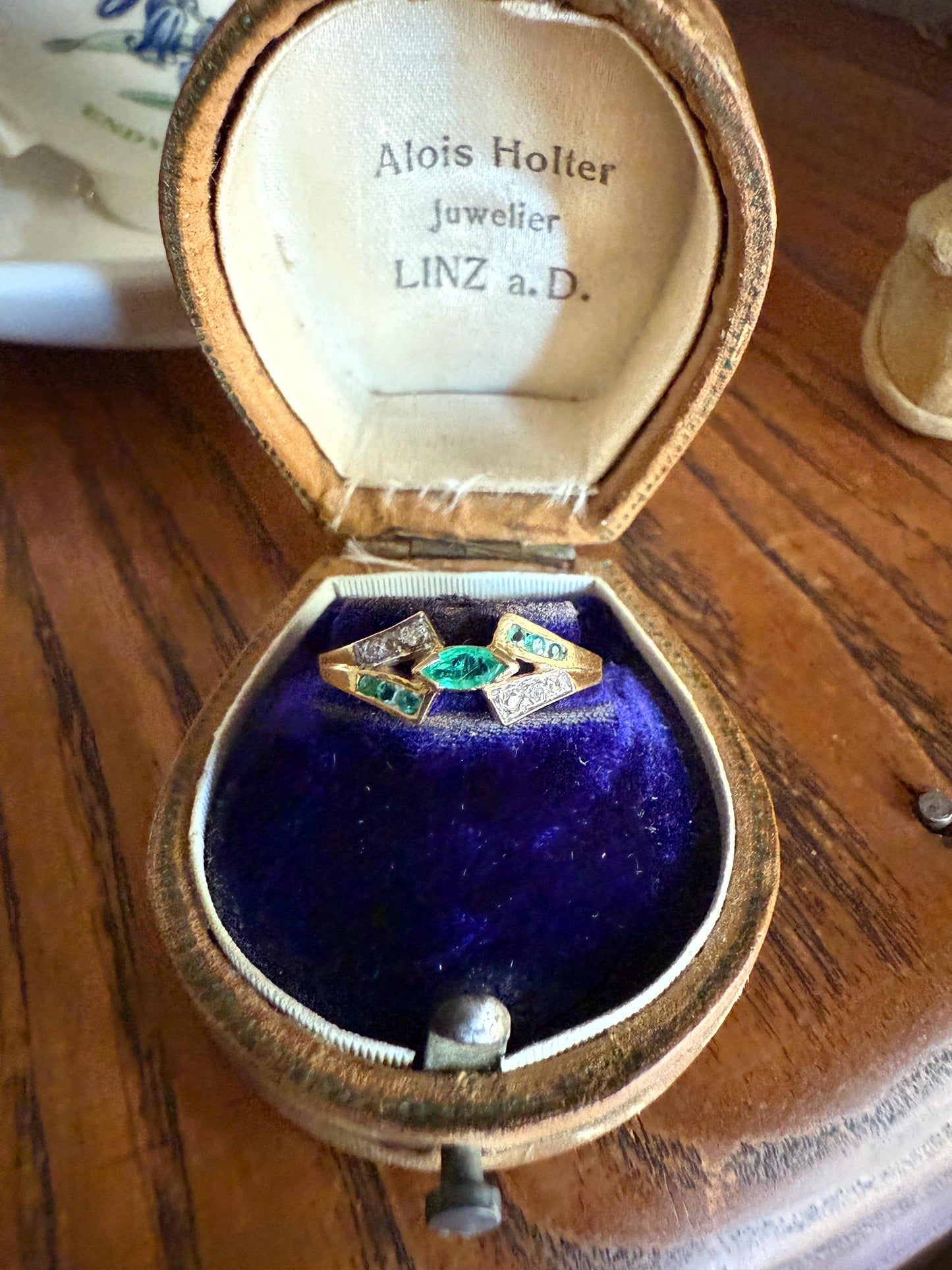 EMERALD & Diamond Vintage 18k Gold Two Tone Ring Stacker Marquise Center Contrasting Fork Shoulders Unique Green Geometric