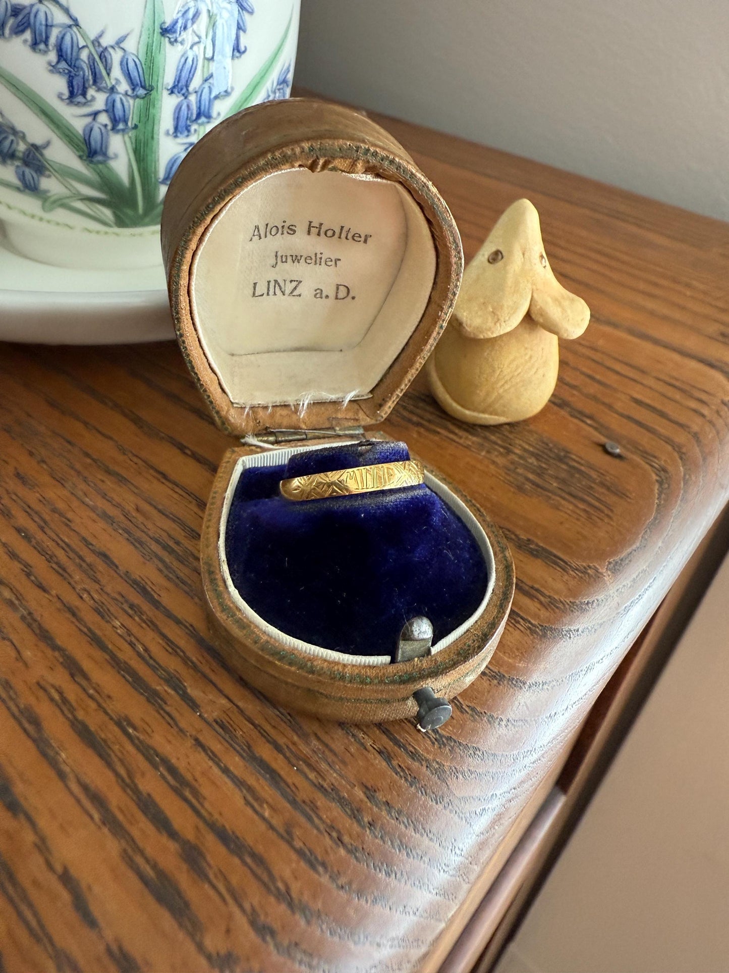 Antique " Minne " MEMORY Souvenir c1860 23k Gold Solid Victorian Band Ring Stacker Hand Engraved