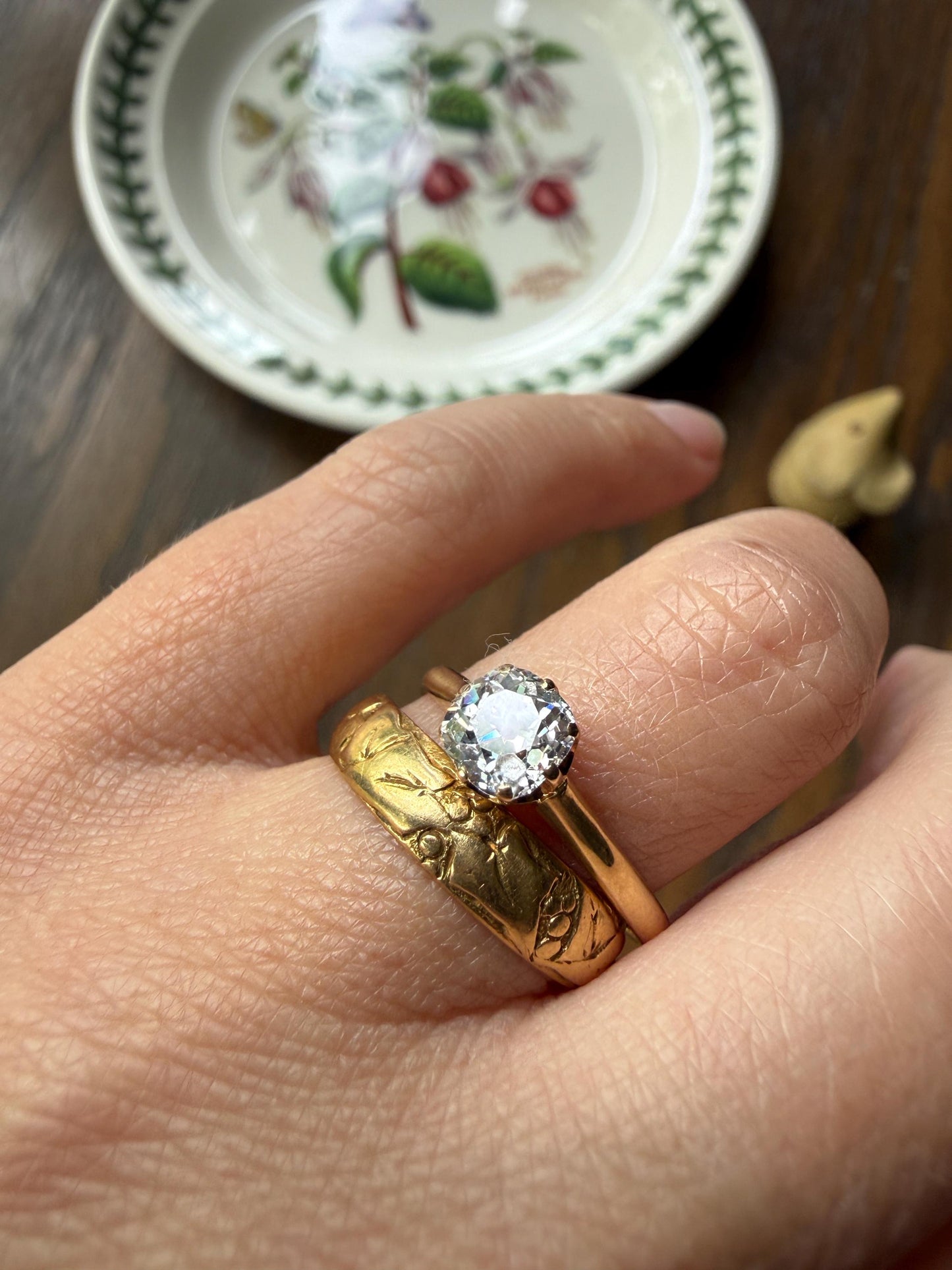 DELICIOUS Embossed IVY Leaf Berry Antique French 18k Gold Wedding Band Engraved RiNG Stacker Romantic Gift Sturdy Minimalist