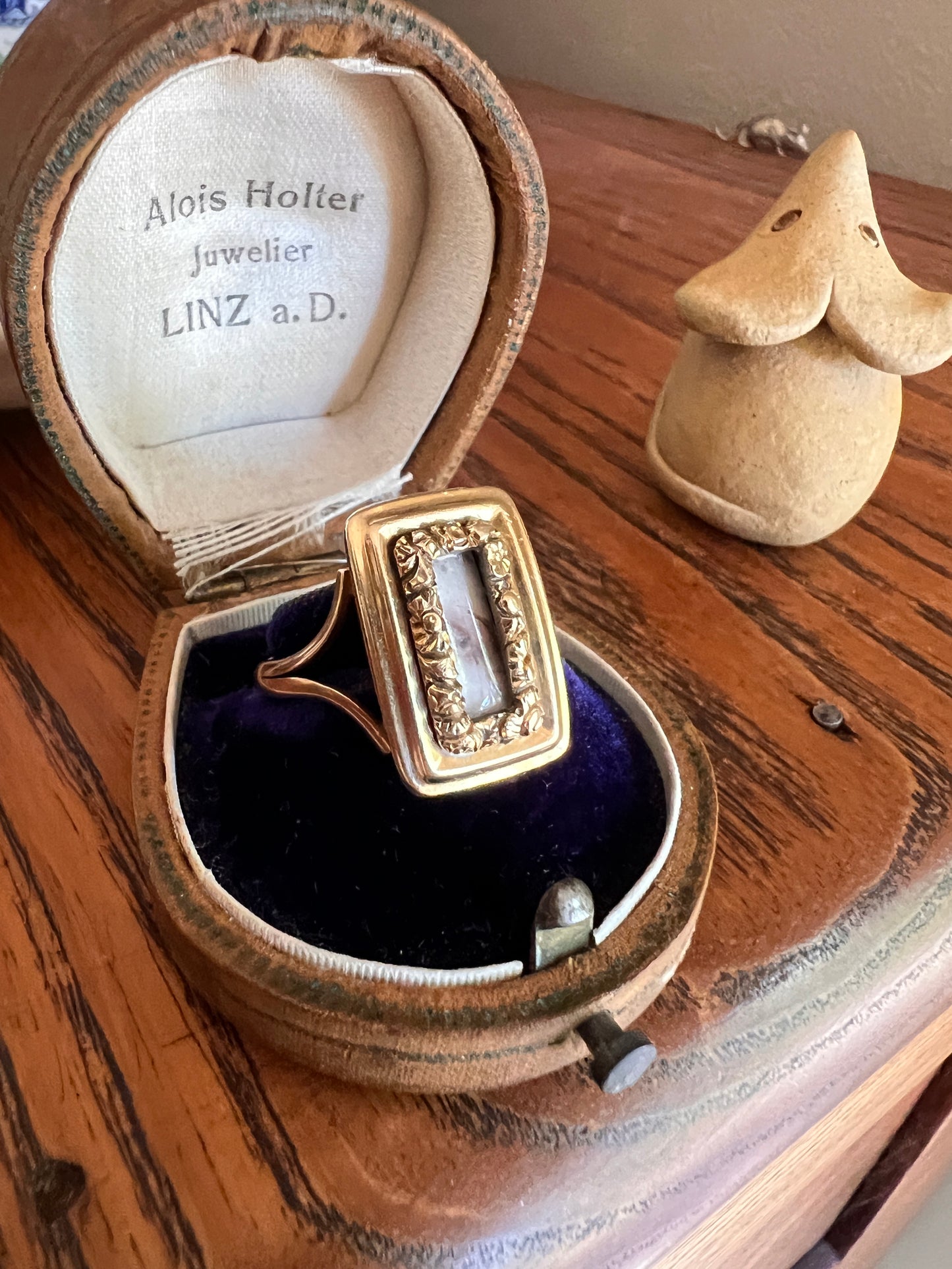 LOVER'S EYE Rare Victorian - Georgian Antique 15k Gold Ring Floral Embossed Halo Locket Face
