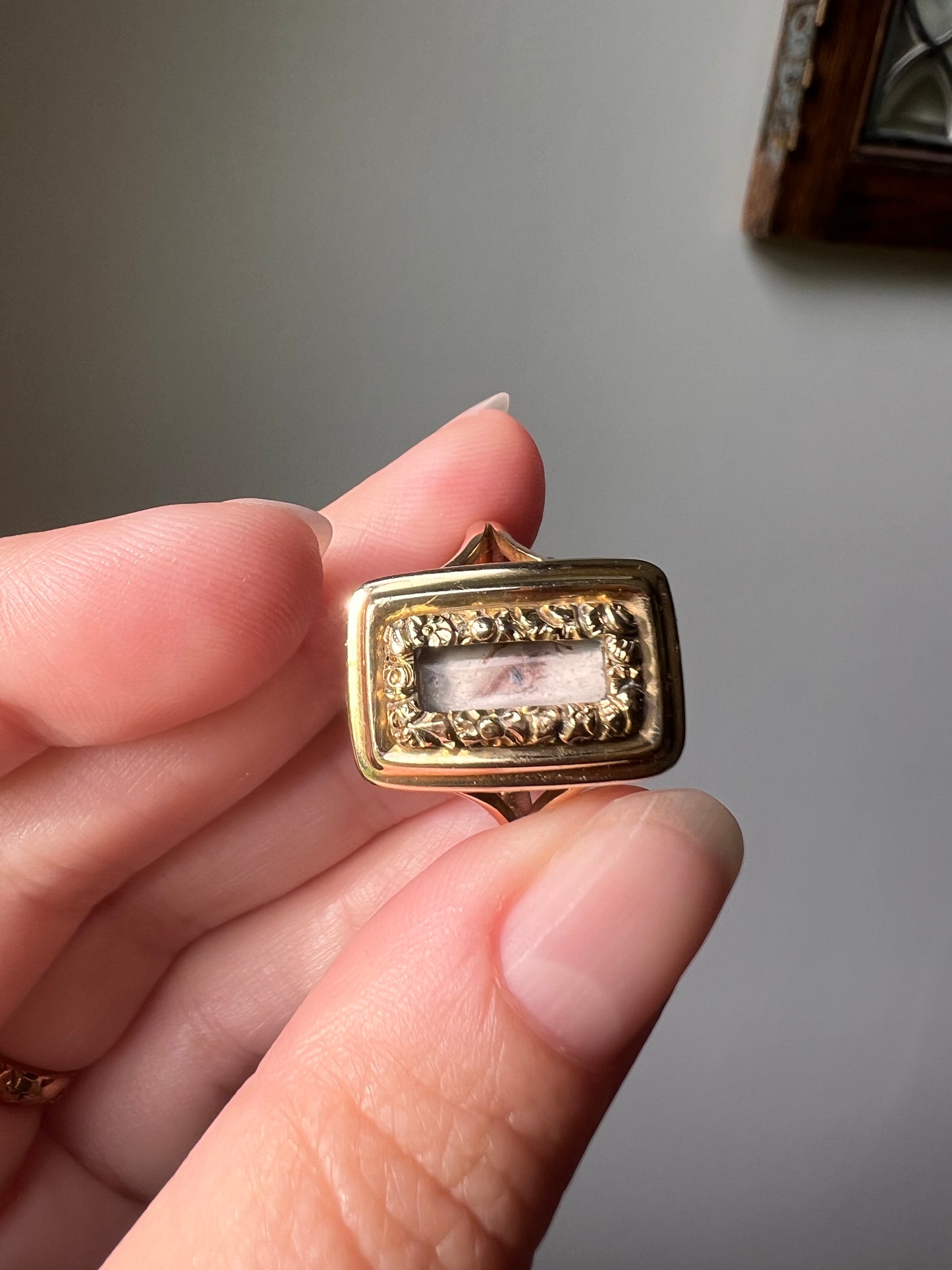 LOVER'S EYE Rare Victorian - Georgian Antique 15k Gold Ring Floral Embossed Halo Locket Face