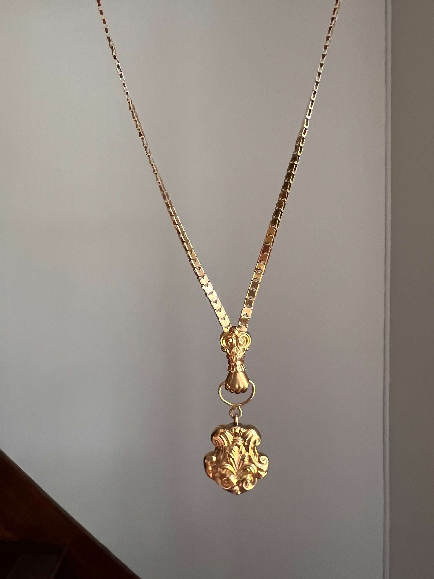 FIST French Antique VICTORIAN 15 3/4 Necklace Chain with Pendant 9.11g 18k Gold Figural Shimmering Book Link Hand