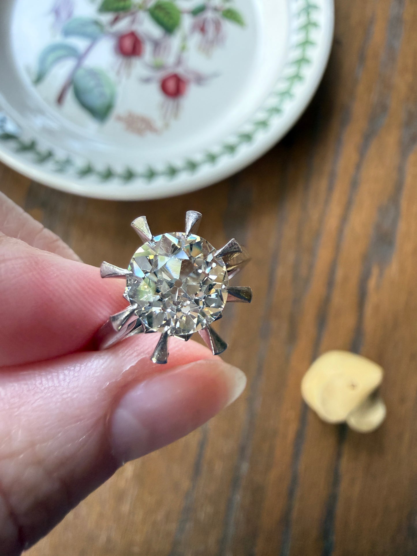 Unique Vintage 2.4 Carats Old Mine Cut DIAMOND Sunburst Ring Solitaire Engagement 18k White Gold & Platinum Architectural Claw Prongs ooak