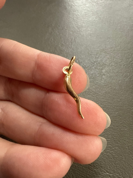 Vintage MEDIUM 18k Gold Horn Charm Cornicello Pendant 3D Figural Amulet Charm Good Luck Dainty Miniature Rich Buttery Patina Evil Eye