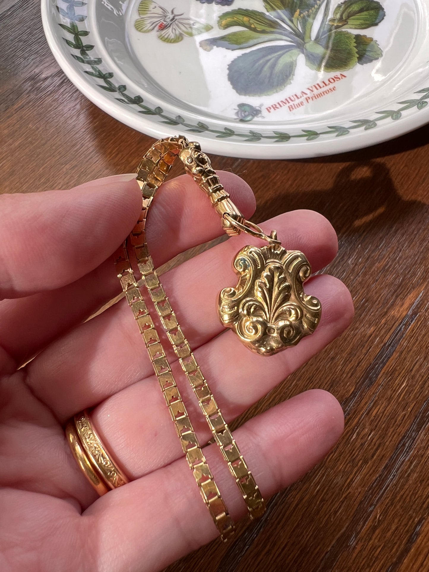 FIST French Antique VICTORIAN 15 3/4 Necklace Chain with Pendant 9.11g 18k Gold Figural Shimmering Book Link Hand