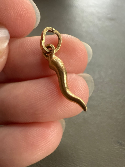 Vintage SMALL Mini 18k Gold Horn Charm Cornicello Pendant 3D Figural Amulet Charm Good Luck Dainty Miniature Rich Buttery Patina Evil Eye
