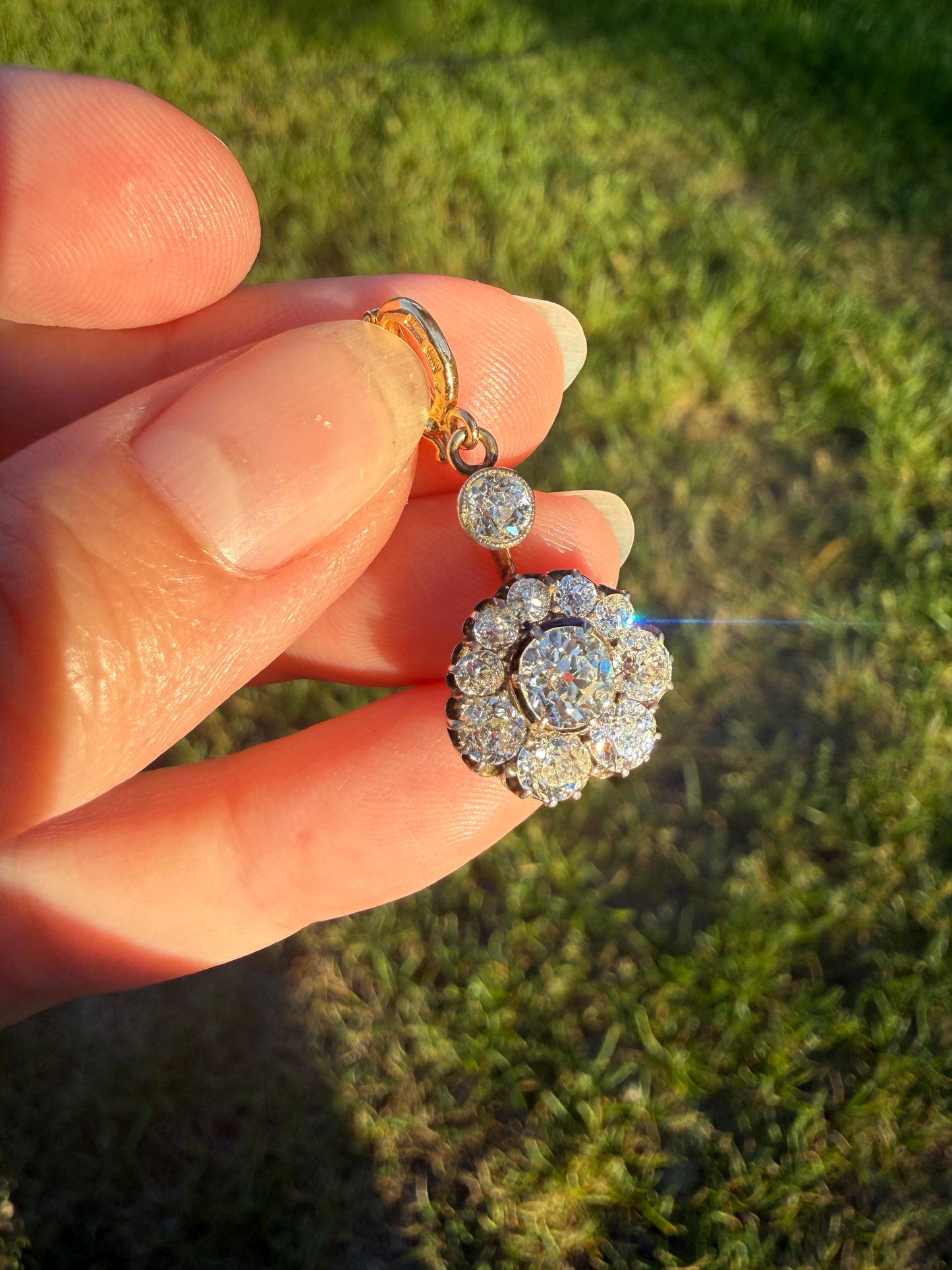 Gorgeous Antique 2.25 Carat Old Mine Cut DIAMOND Daisy Cluster PENDANT 18k Gold Circle Halo Clasping Bale 2.25Ctw