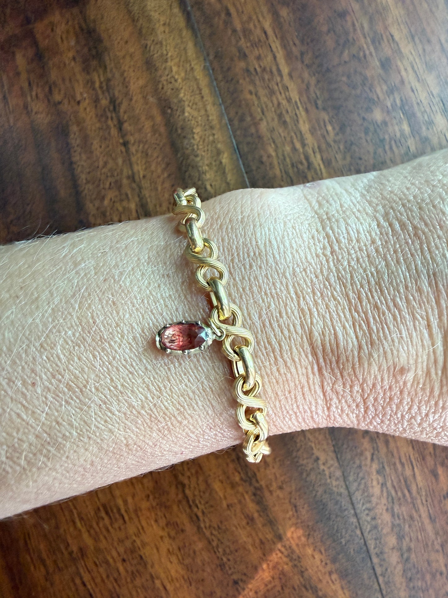 Vintage 18k Gold Chain Bracelet Figure 8 Link Alternating Ribbed Satin Sheen and High Shine Buttery Glow Infinity