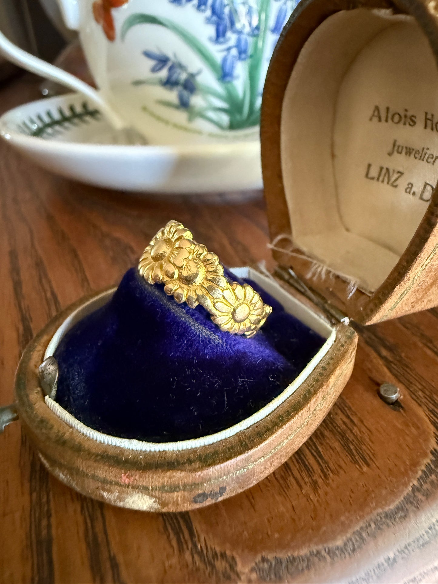 Rare Daisy Chain French Antique Figural 18k Gold Ring Floral Art Nouveau Belle Epoque 7 Flower Wide Wedding Eternity Band Stacker