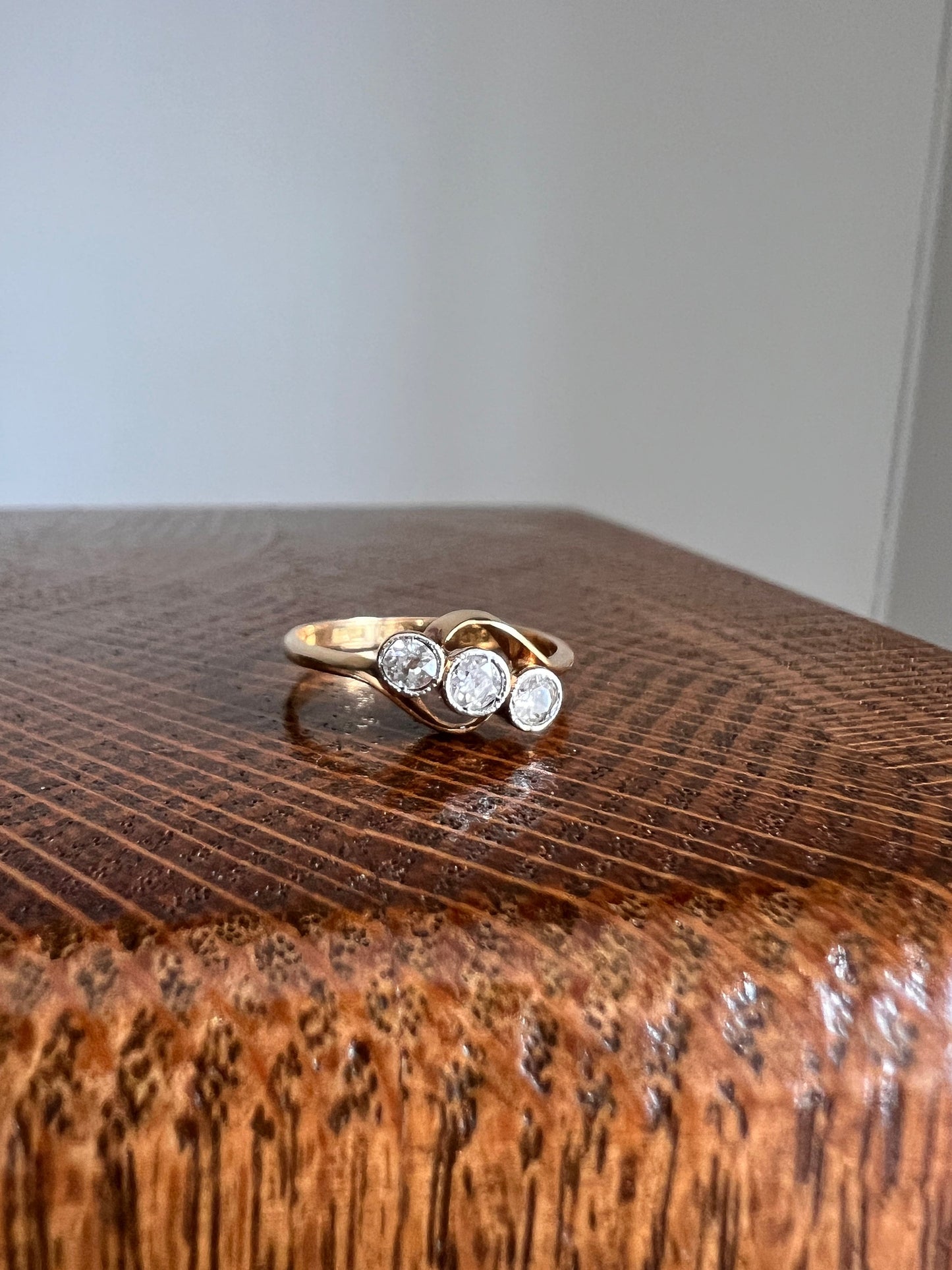 Edwardian ANTIQUE Angled 3 Stone Crossover Ring Old Mine Cut DIAMOND Ring 18k Gold Bypass Swirl Stacker Band Romantic Gift OmC