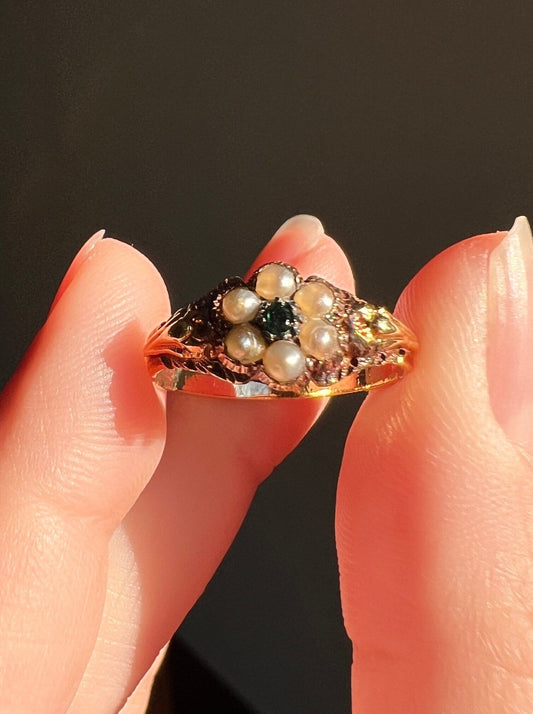 Sweet VICTORIAN Antique Pearl & Emerald Daisy Ring Floral 18k Gold Romantic Gift Figural Forget Me Not Flower Green Center Ornate