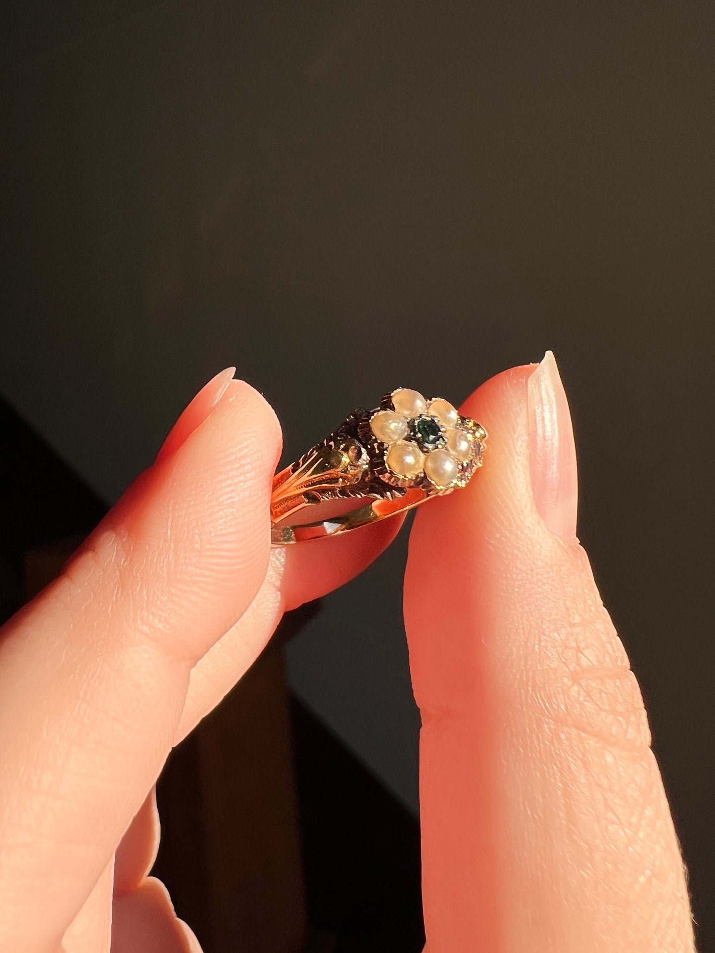 Sweet VICTORIAN Antique Pearl & Emerald Daisy Ring Floral 18k Gold Romantic Gift Figural Forget Me Not Flower Green Center Ornate