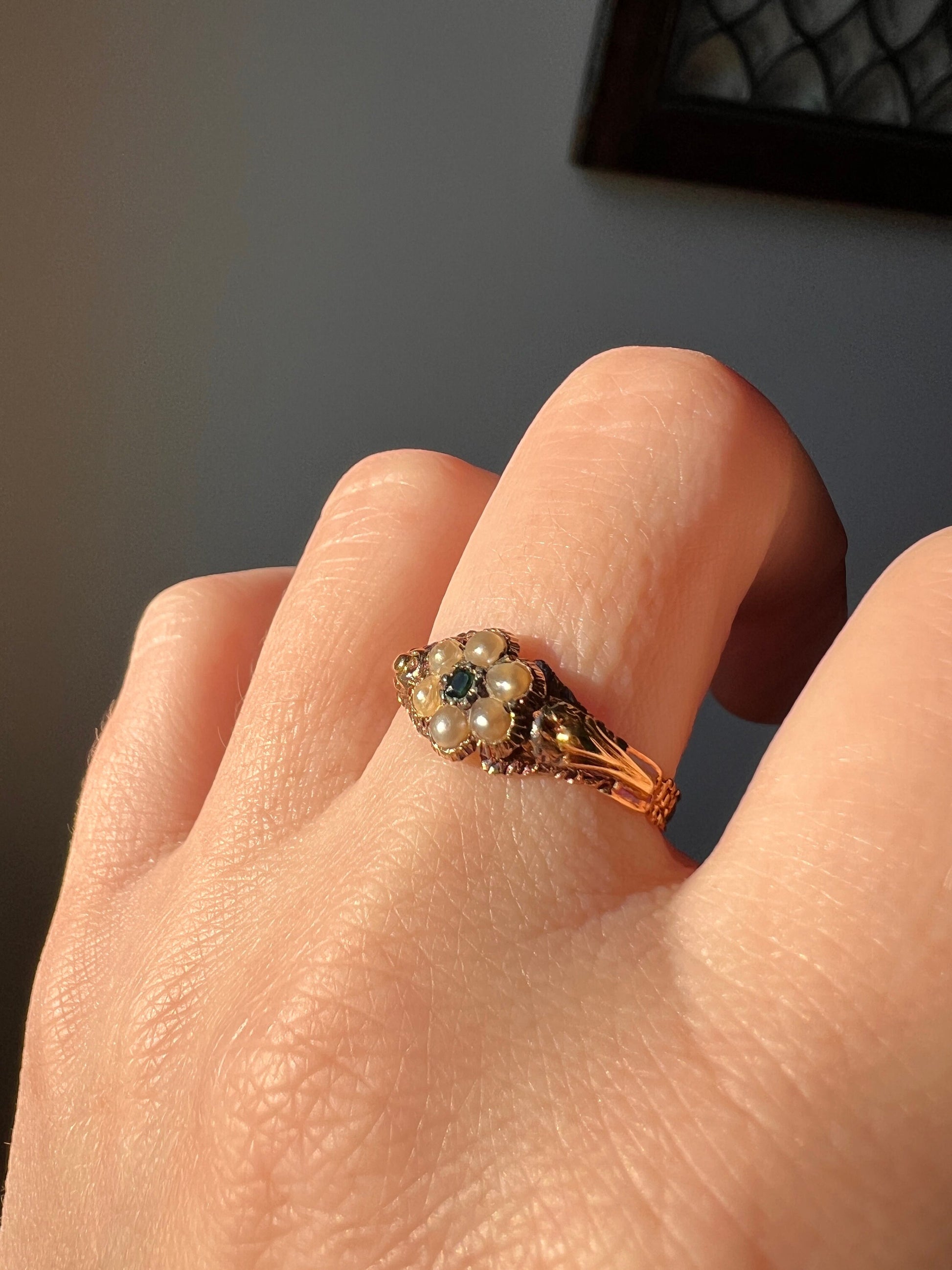 Sweet VICTORIAN Antique Pearl & Emerald Daisy Ring Floral 18k Gold Romantic Gift Figural Forget Me Not Flower Green Center Ornate