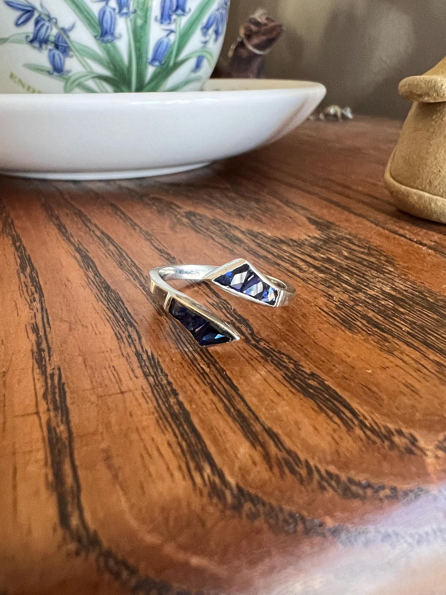 UNIQUE Blue SAPPHIRE Lozenge Trapezoid Cut French Vintage to Art Deco Bypass Ring Stacker 18k White Gold Solid Geometric Flared Band