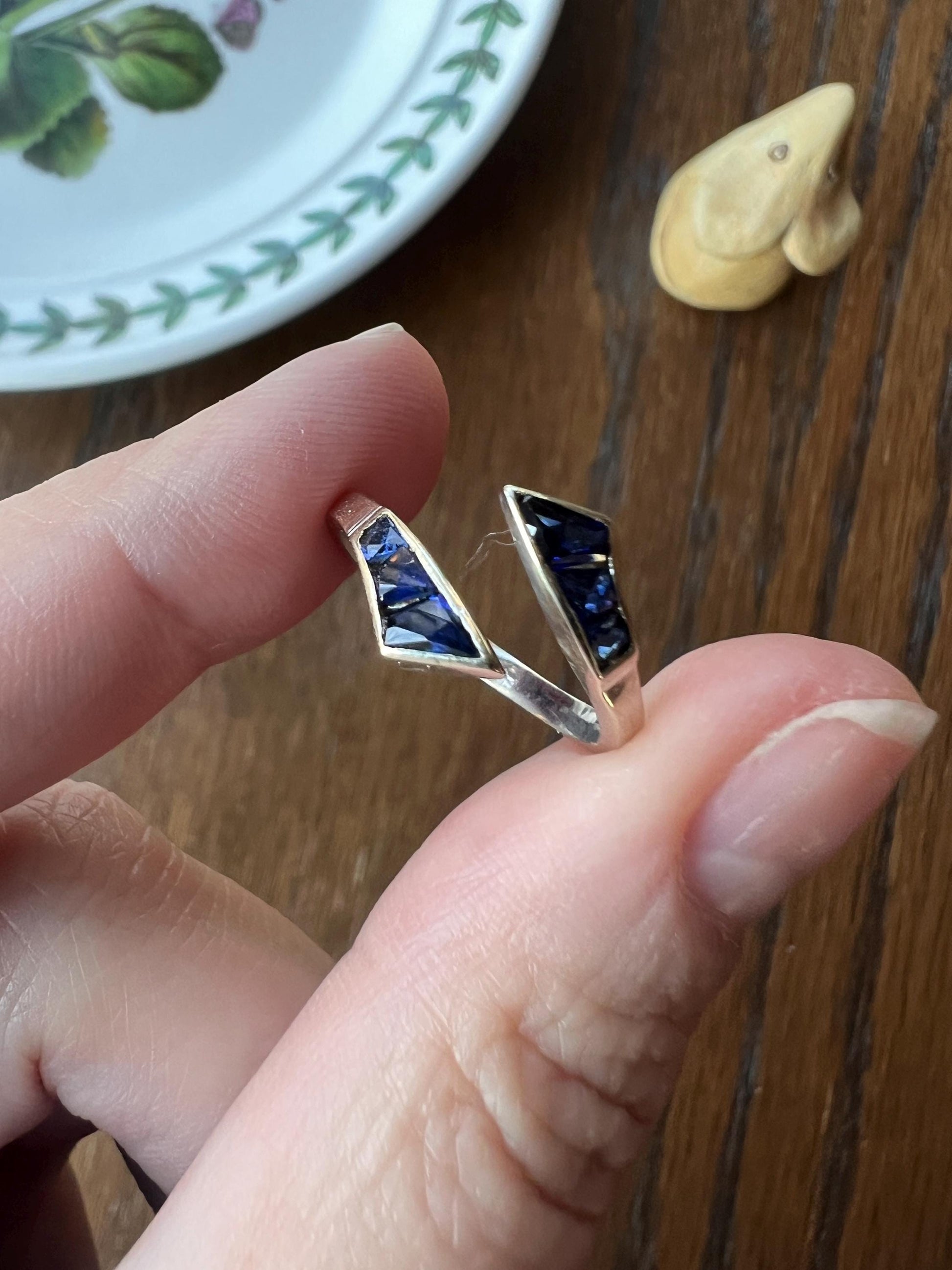 UNIQUE Blue SAPPHIRE Lozenge Trapezoid Cut French Vintage to Art Deco Bypass Ring Stacker 18k White Gold Solid Geometric Flared Band