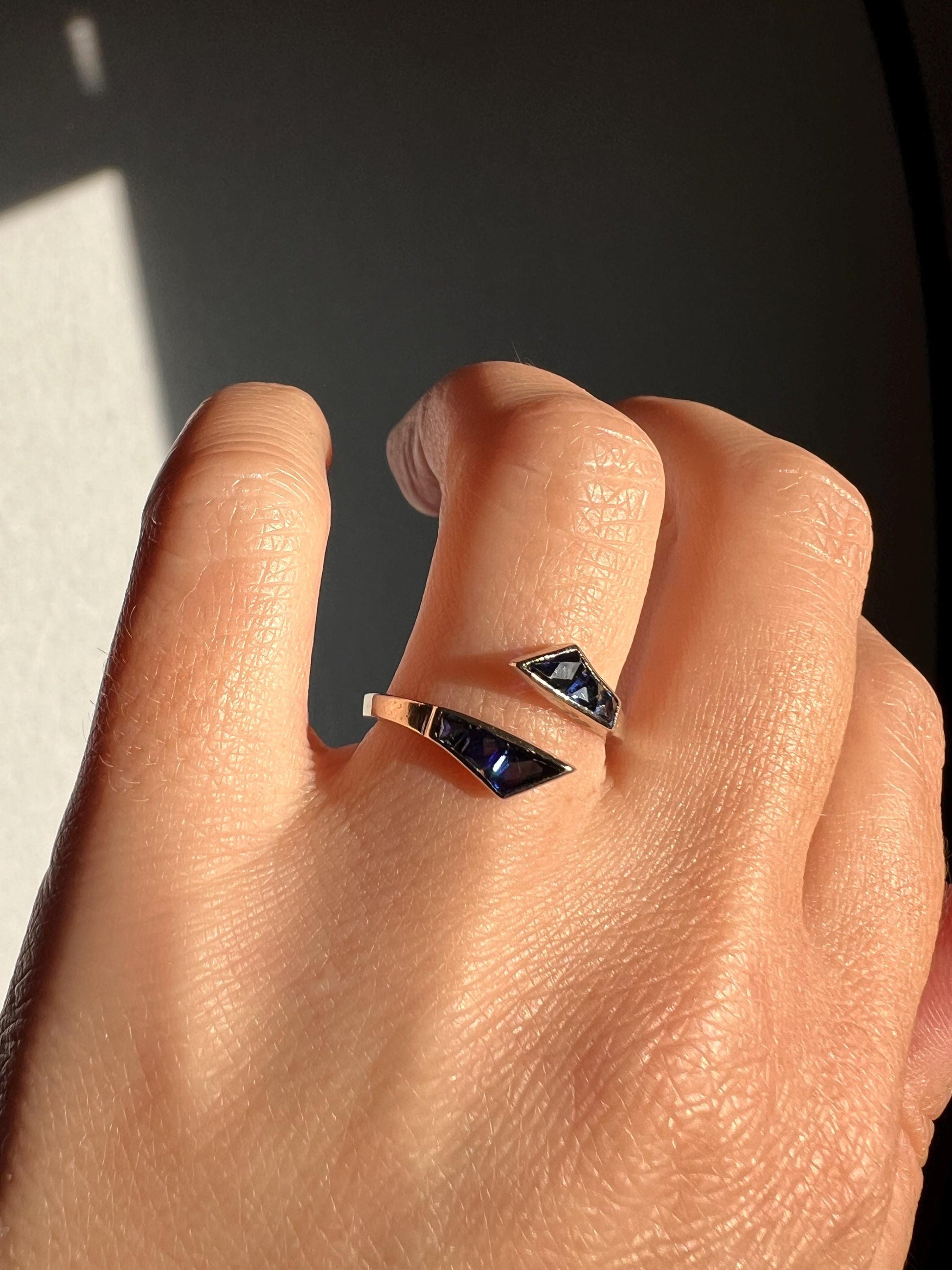 UNIQUE Blue SAPPHIRE Lozenge Trapezoid Cut French Vintage to Art Deco Bypass Ring Stacker 18k White Gold Solid Geometric Flared Band