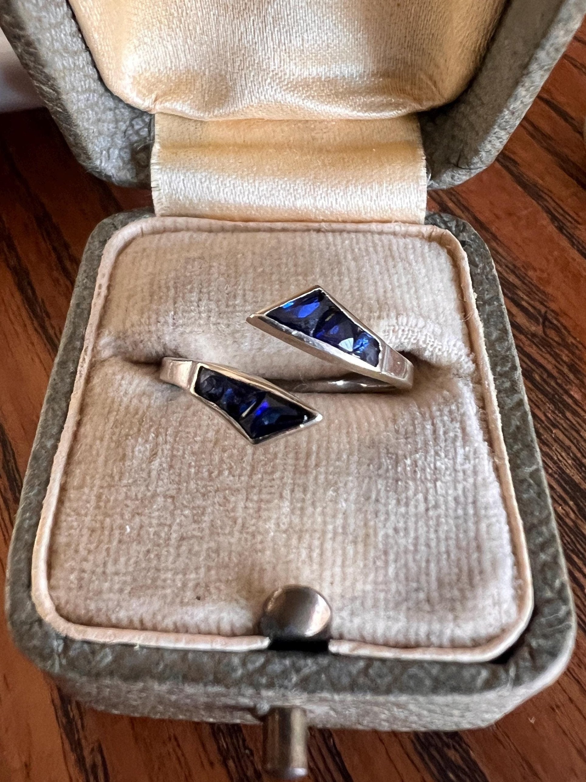 UNIQUE Blue SAPPHIRE Lozenge Trapezoid Cut French Vintage to Art Deco Bypass Ring Stacker 18k White Gold Solid Geometric Flared Band