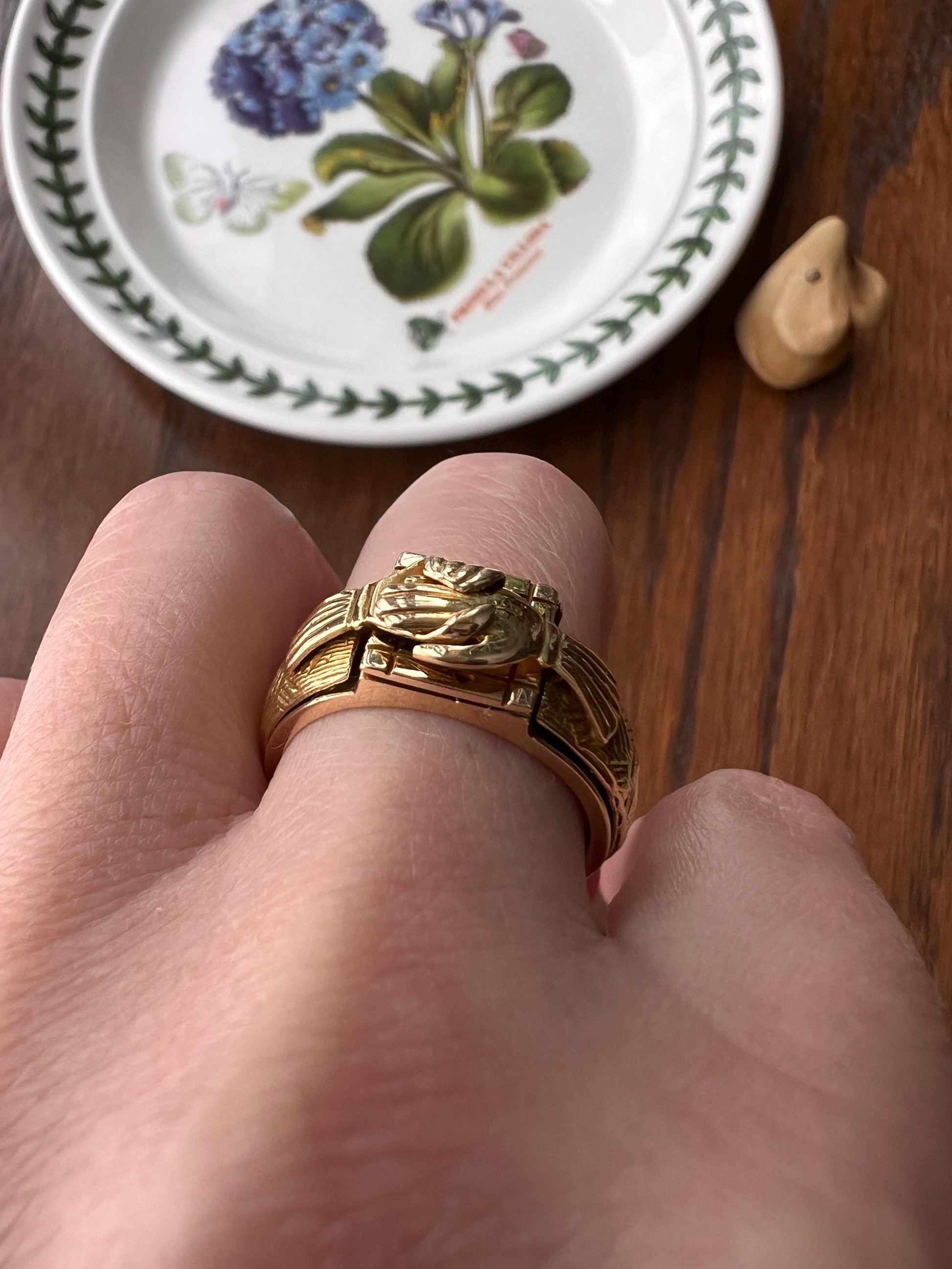 Rare Mazel Tov FEDE Hands Gimmel LOCKET Ring OPENING Secret Panel Doors Romantic Vintage Antique 18k Gold Ornate Band Stacker Romantic Gift