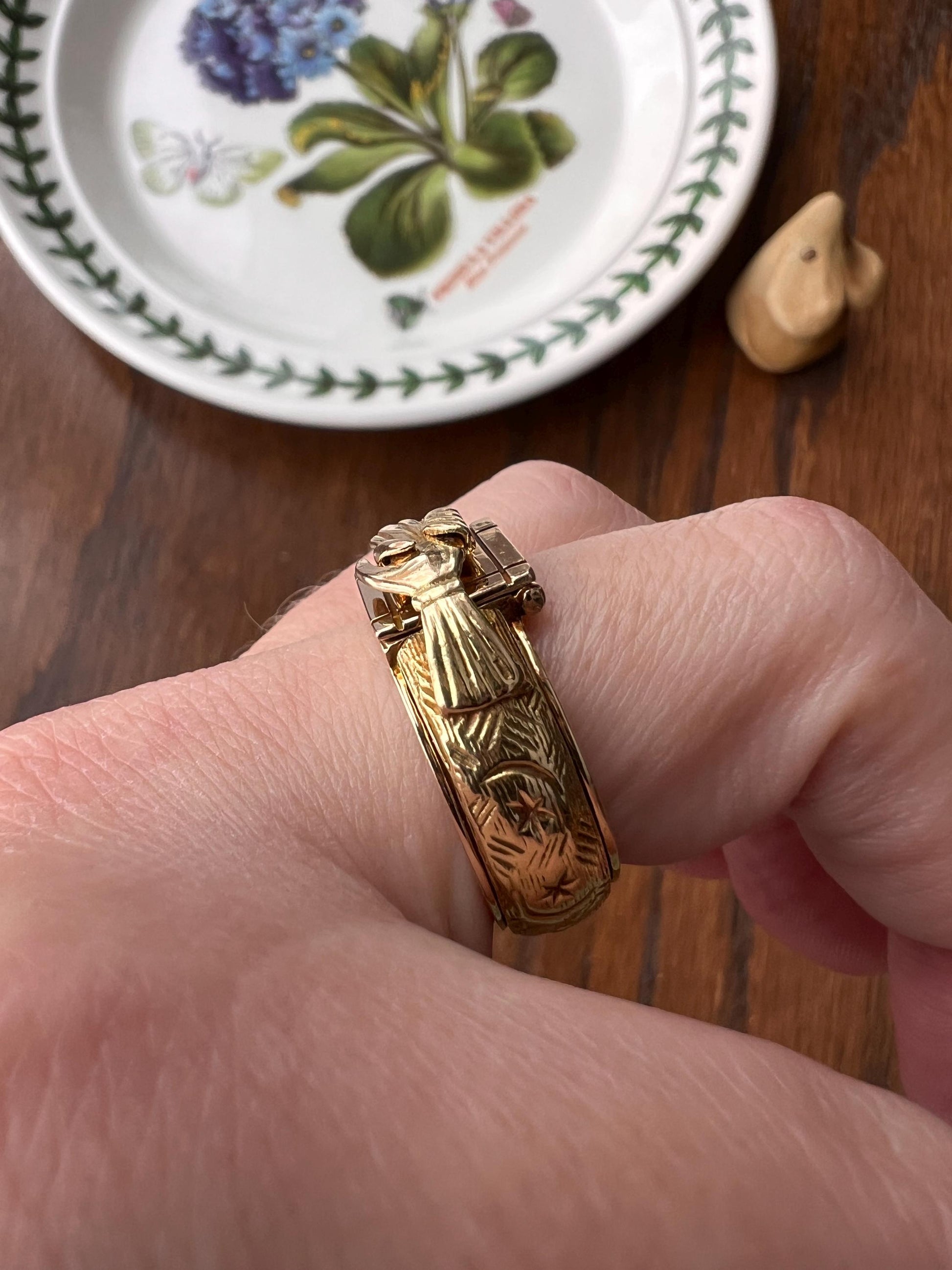 Rare Mazel Tov FEDE Hands Gimmel LOCKET Ring OPENING Secret Panel Doors Romantic Vintage Antique 18k Gold Ornate Band Stacker Romantic Gift