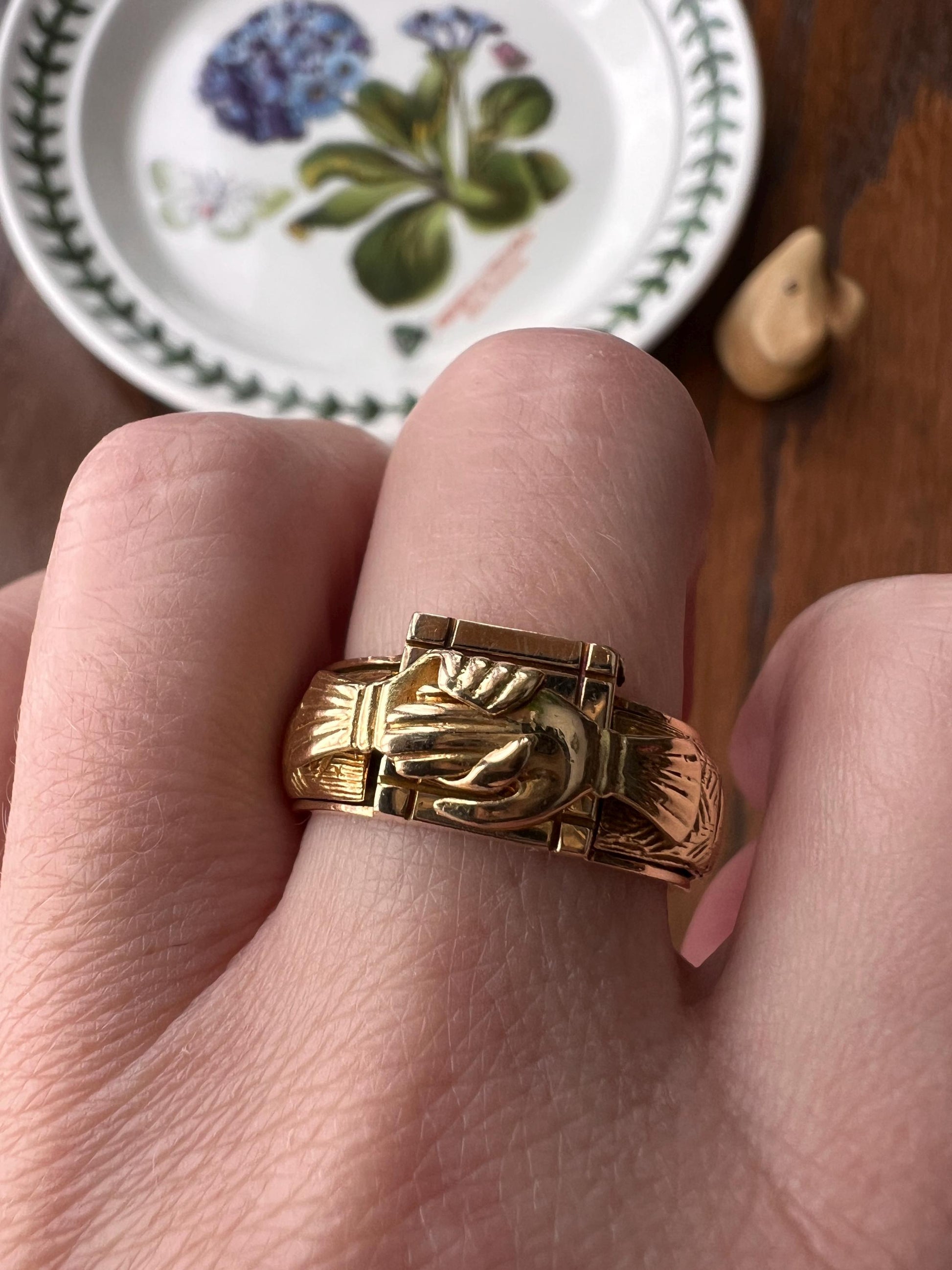 Rare Mazel Tov FEDE Hands Gimmel LOCKET Ring OPENING Secret Panel Doors Romantic Vintage Antique 18k Gold Ornate Band Stacker Romantic Gift