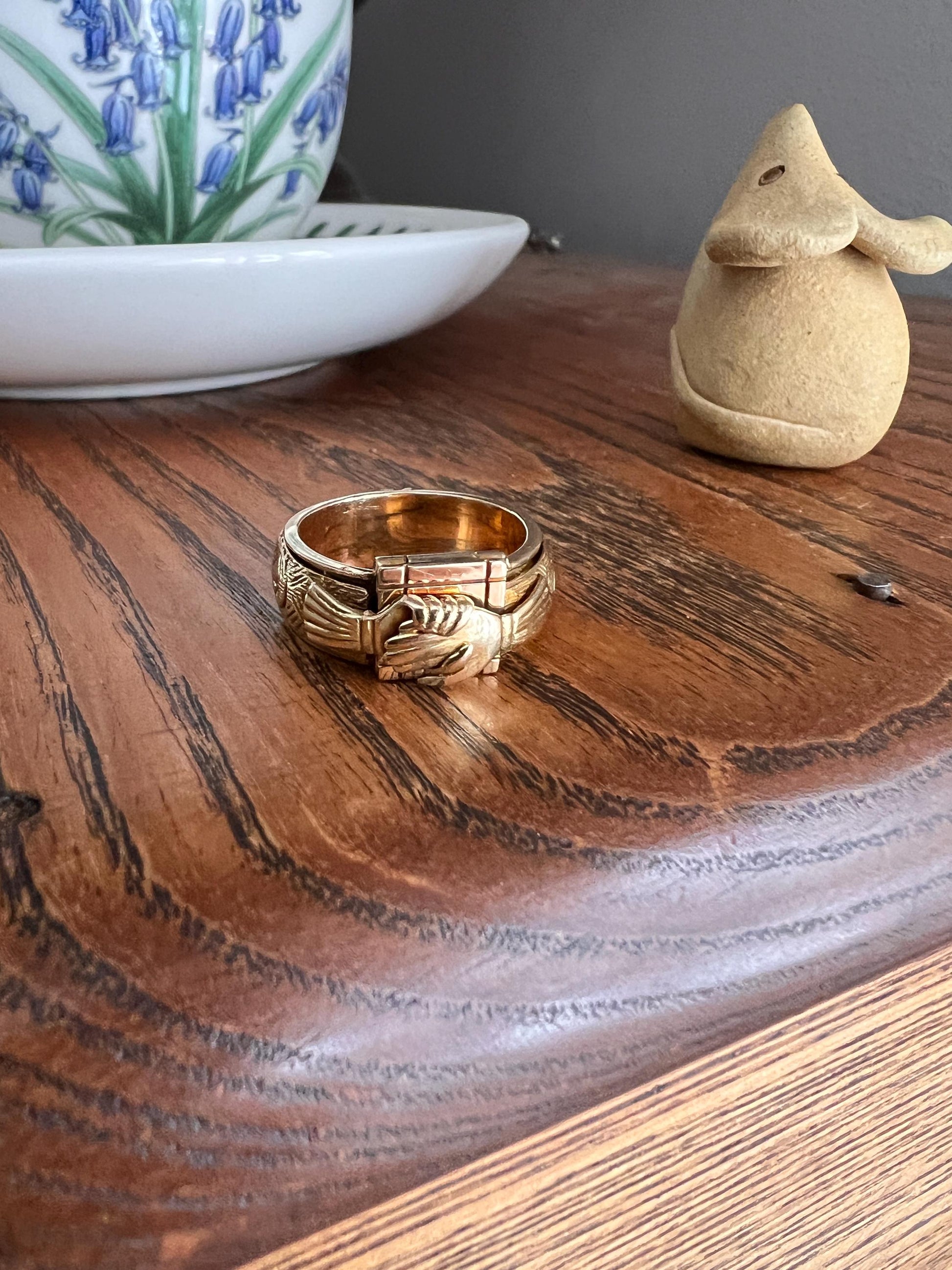 Rare Mazel Tov FEDE Hands Gimmel LOCKET Ring OPENING Secret Panel Doors Romantic Vintage Antique 18k Gold Ornate Band Stacker Romantic Gift