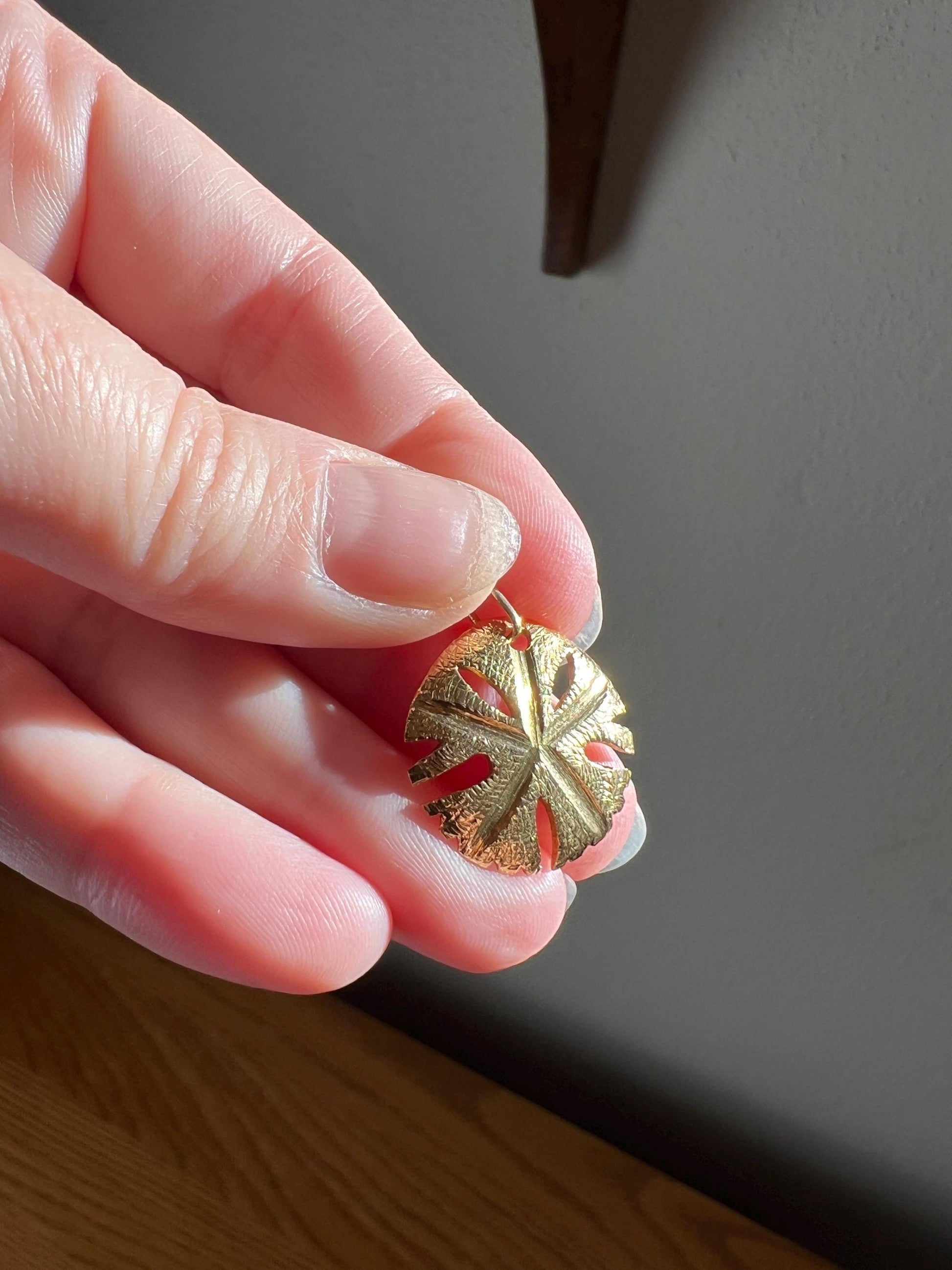 Vintage Lucky Sand Dollar Pendant 3.2g 18k Gold Gift Amulet Good Luck Charm Figural Neckmess Neckstack Nautical Sea Prosperity Love Medal