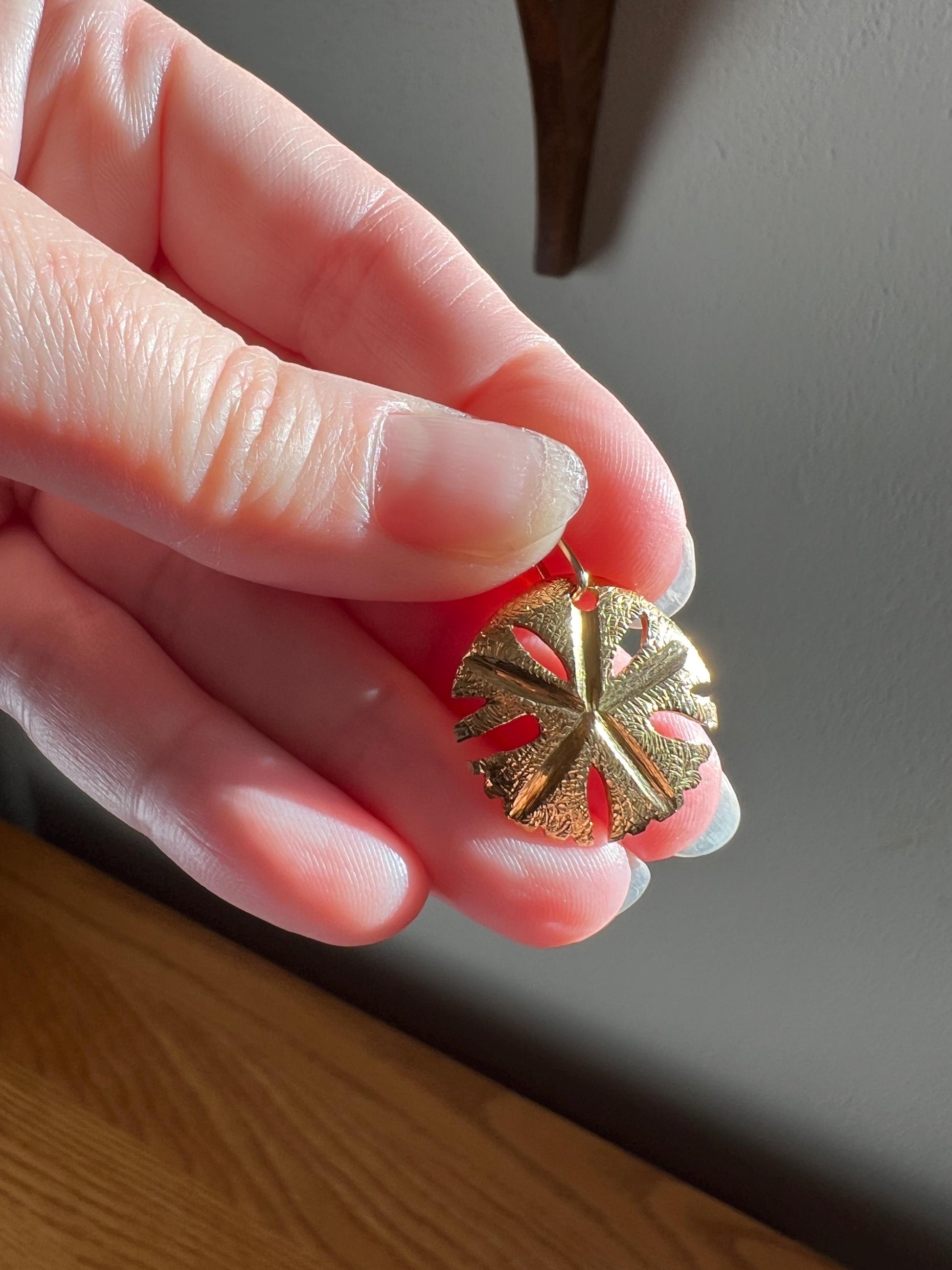 Vintage Lucky Sand Dollar Pendant 3.2g 18k Gold Gift Amulet Good Luck Charm Figural Neckmess Neckstack Nautical Sea Prosperity Love Medal