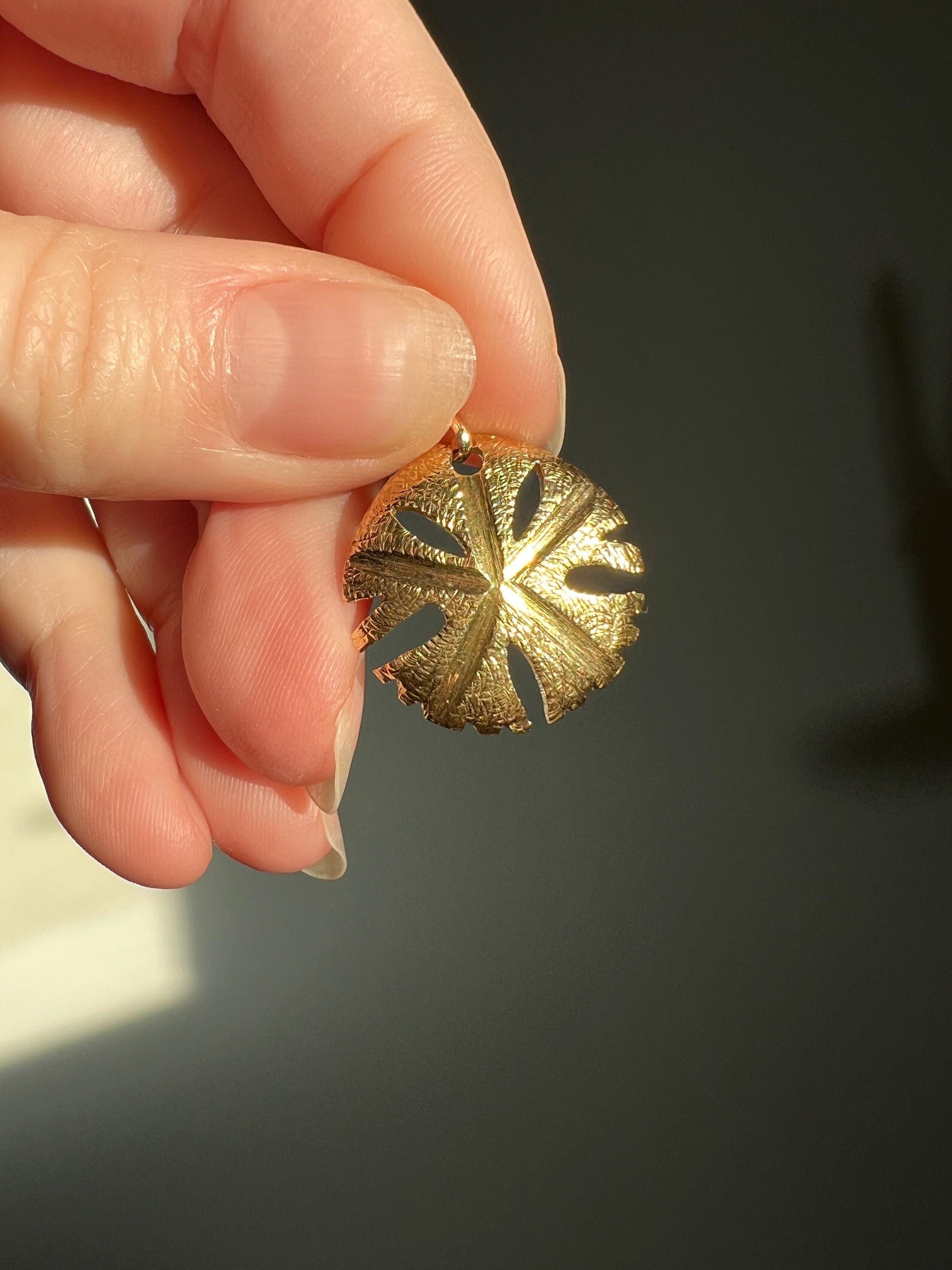 Vintage Lucky Sand Dollar Pendant 3.2g 18k Gold Gift Amulet Good Luck Charm Figural Neckmess Neckstack Nautical Sea Prosperity Love Medal