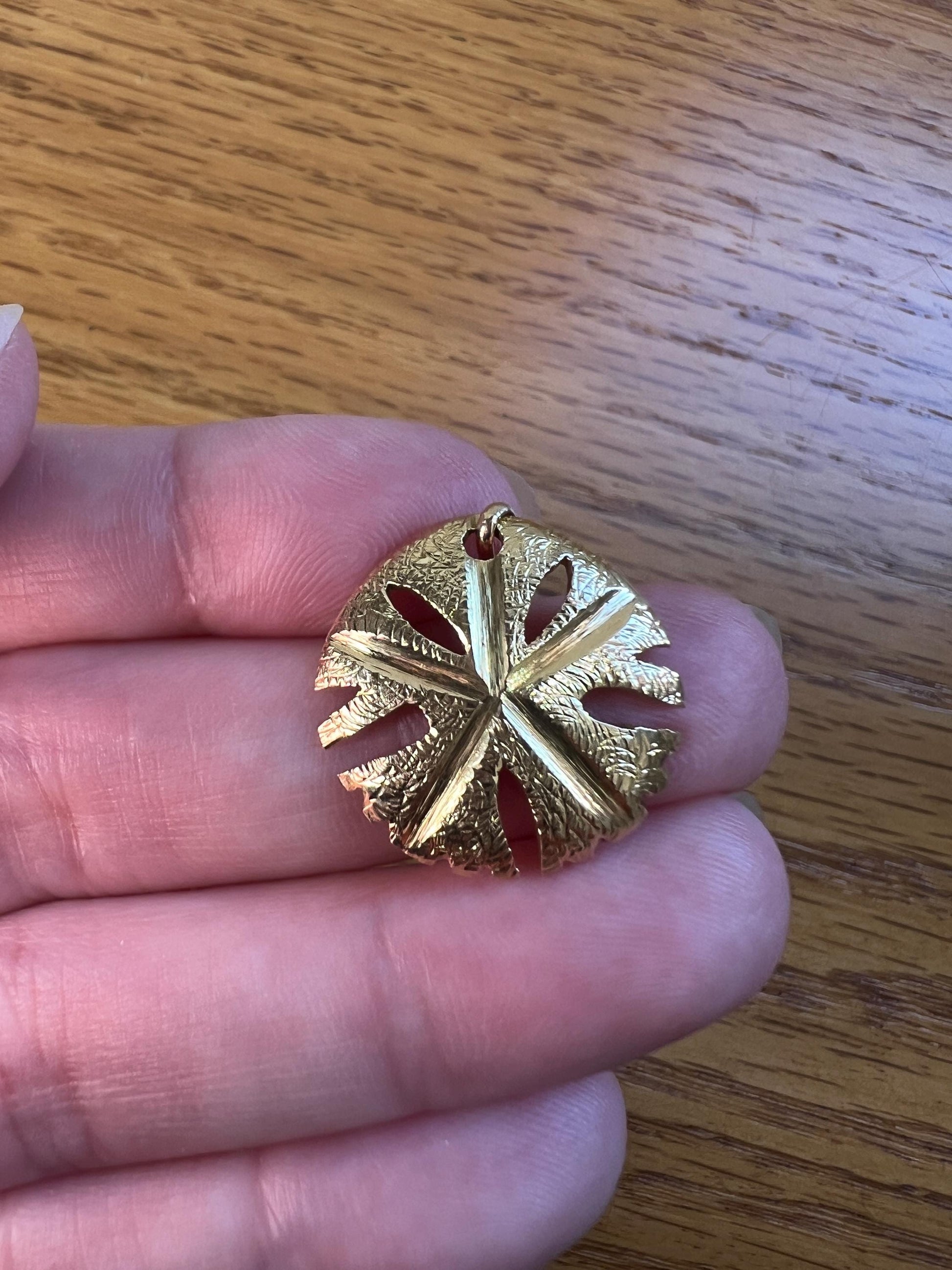 Vintage Lucky Sand Dollar Pendant 3.2g 18k Gold Gift Amulet Good Luck Charm Figural Neckmess Neckstack Nautical Sea Prosperity Love Medal