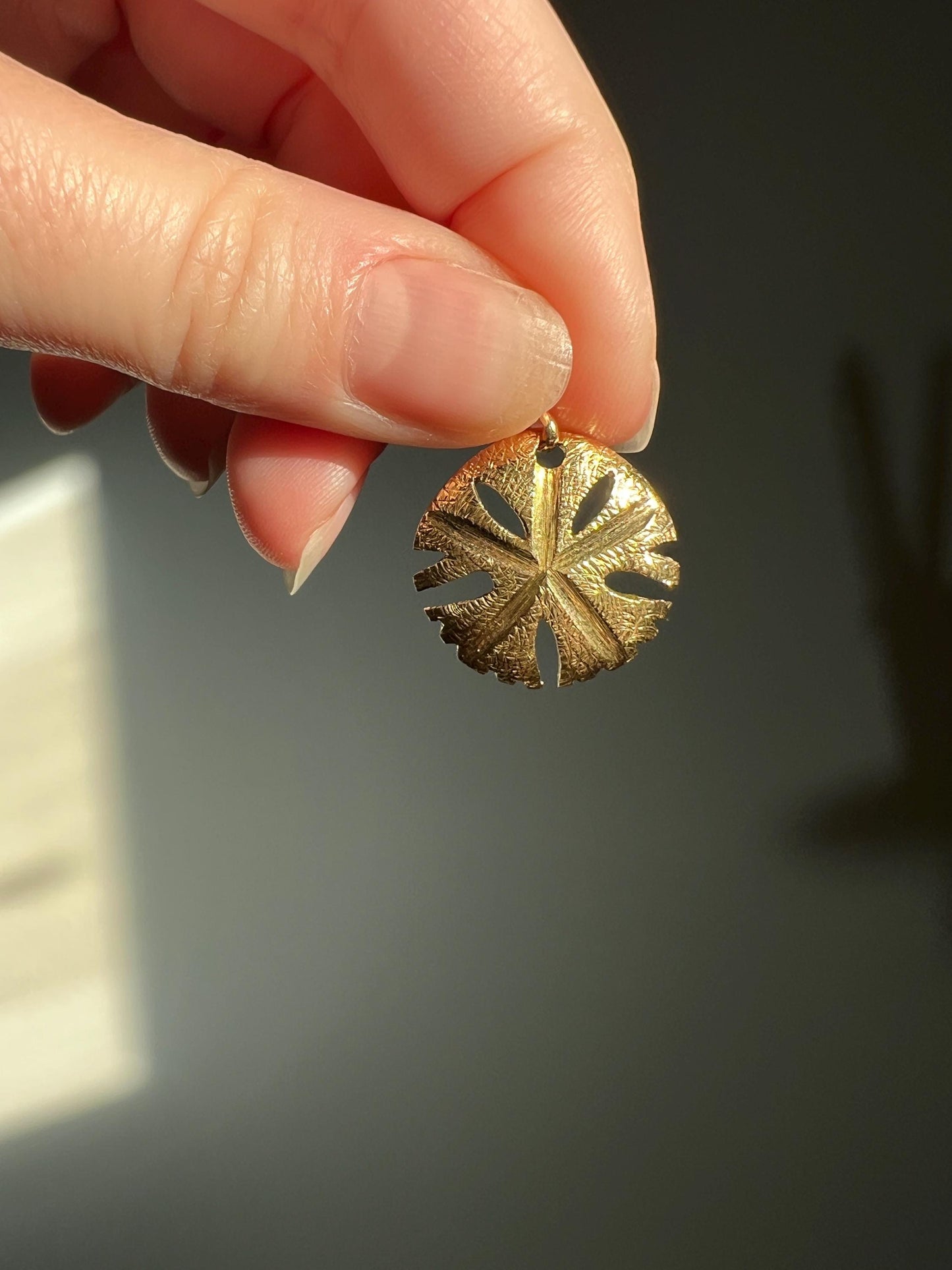 Vintage Lucky Sand Dollar Pendant 3.2g 18k Gold Gift Amulet Good Luck Charm Figural Neckmess Neckstack Nautical Sea Prosperity Love Medal