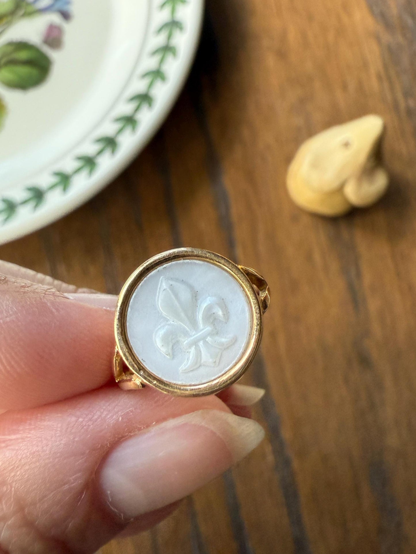 FLEUR De LIS White Resin Faux Mother of Pearl French Vintage 18k Gold Bezel Set Ring Pinky Figural Ringstack