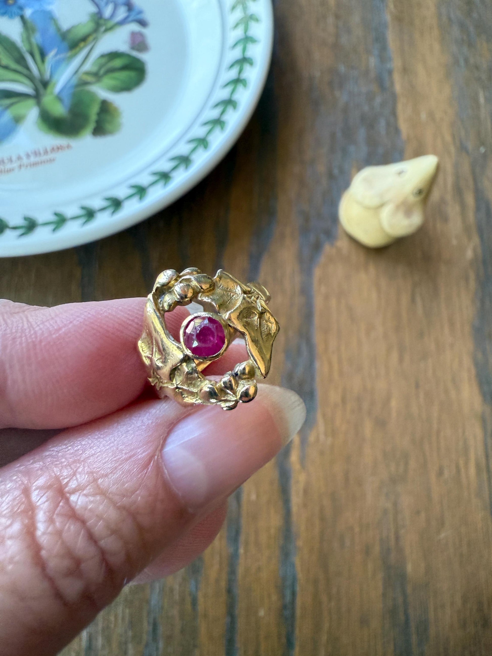 IVY Leaf and Berry Ruby French Antique 18k Gold Figural Belle Epoque Art Nouveau Ring Stacker Leaves Romantic Gift Pink Red Stacker Band