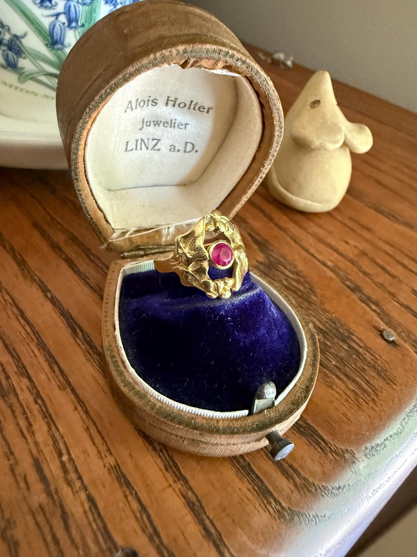 IVY Leaf and Berry Ruby French Antique 18k Gold Figural Belle Epoque Art Nouveau Ring Stacker Leaves Romantic Gift Pink Red Stacker Band