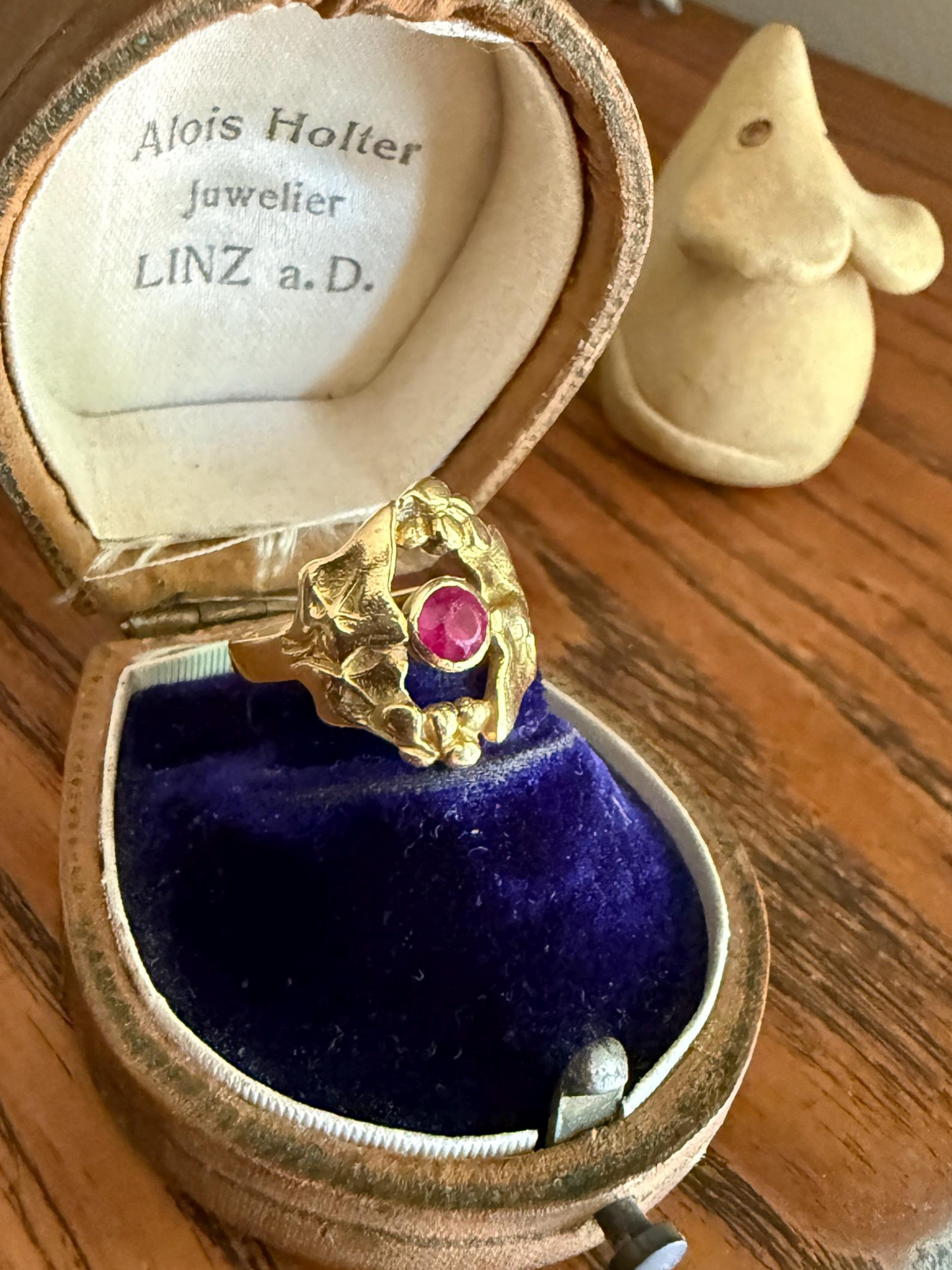 IVY Leaf and Berry Ruby French Antique 18k Gold Figural Belle Epoque Art Nouveau Ring