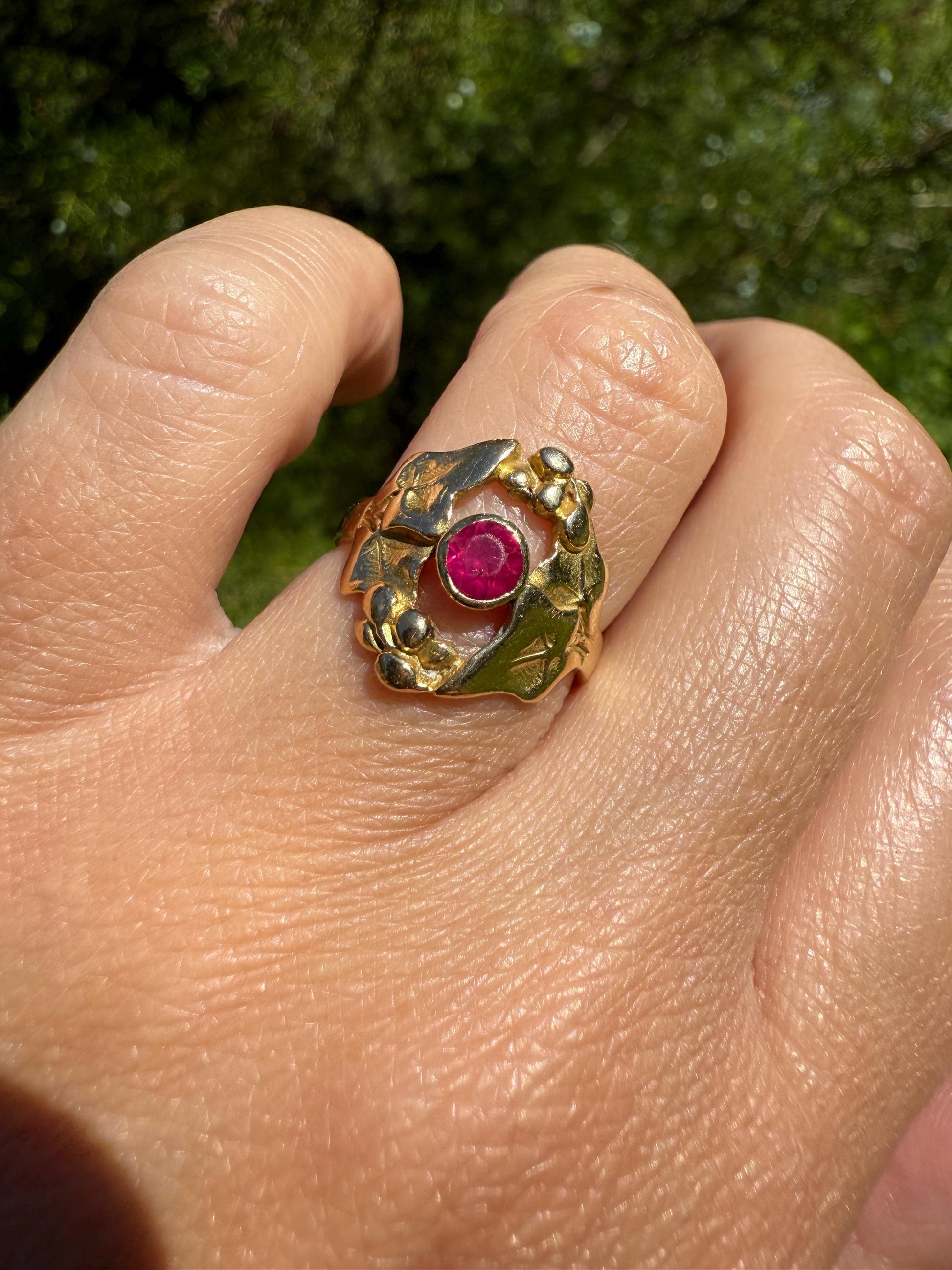 IVY Leaf and Berry Ruby French Antique 18k Gold Figural Belle Epoque Art Nouveau Ring Stacker Leaves Romantic Gift Pink Red Stacker Band