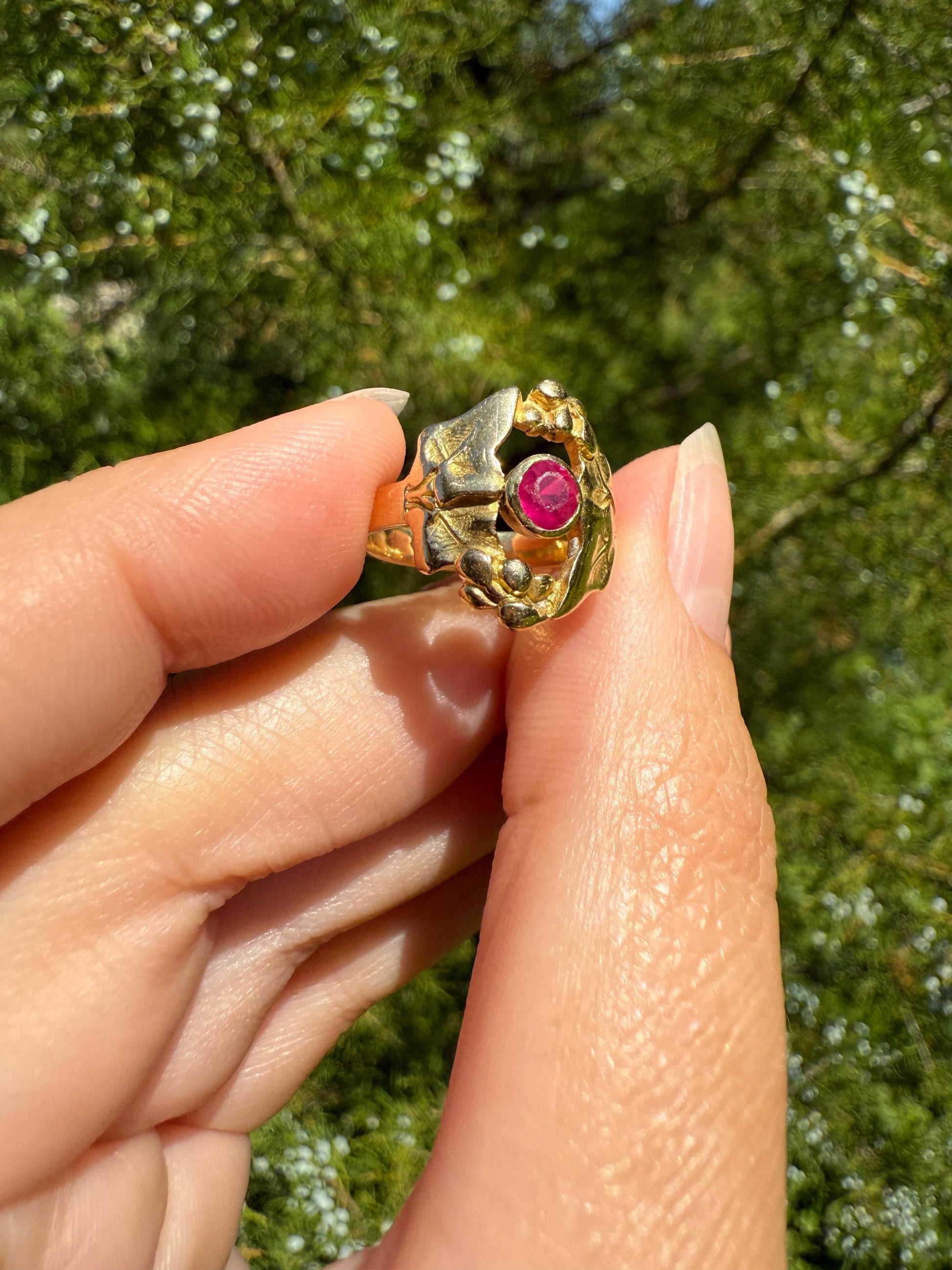 IVY Leaf and Berry Ruby French Antique 18k Gold Figural Belle Epoque Art Nouveau Ring Stacker Leaves Romantic Gift Pink Red Stacker Band