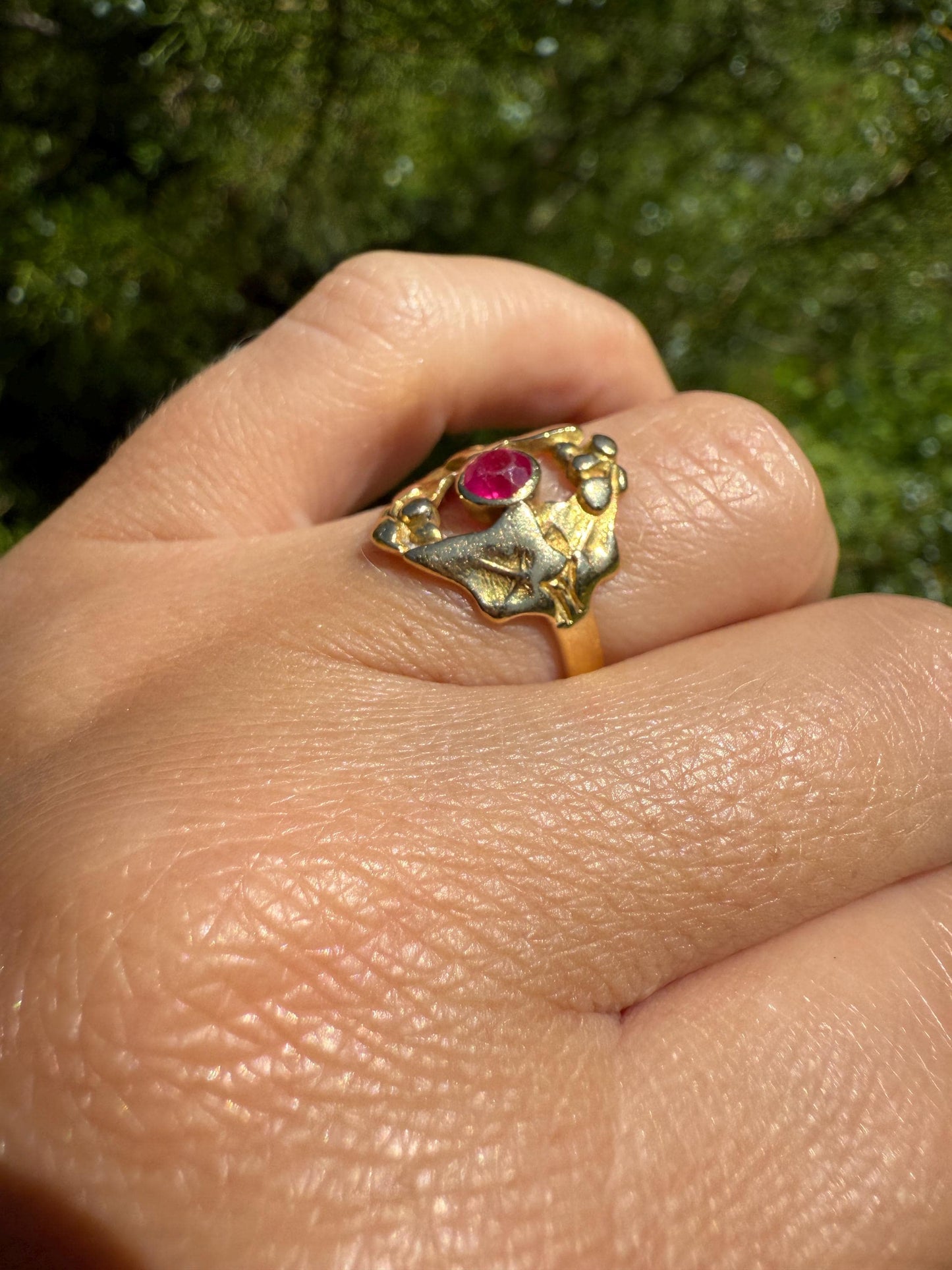 IVY Leaf and Berry Ruby French Antique 18k Gold Figural Belle Epoque Art Nouveau Ring Stacker Leaves Romantic Gift Pink Red Stacker Band