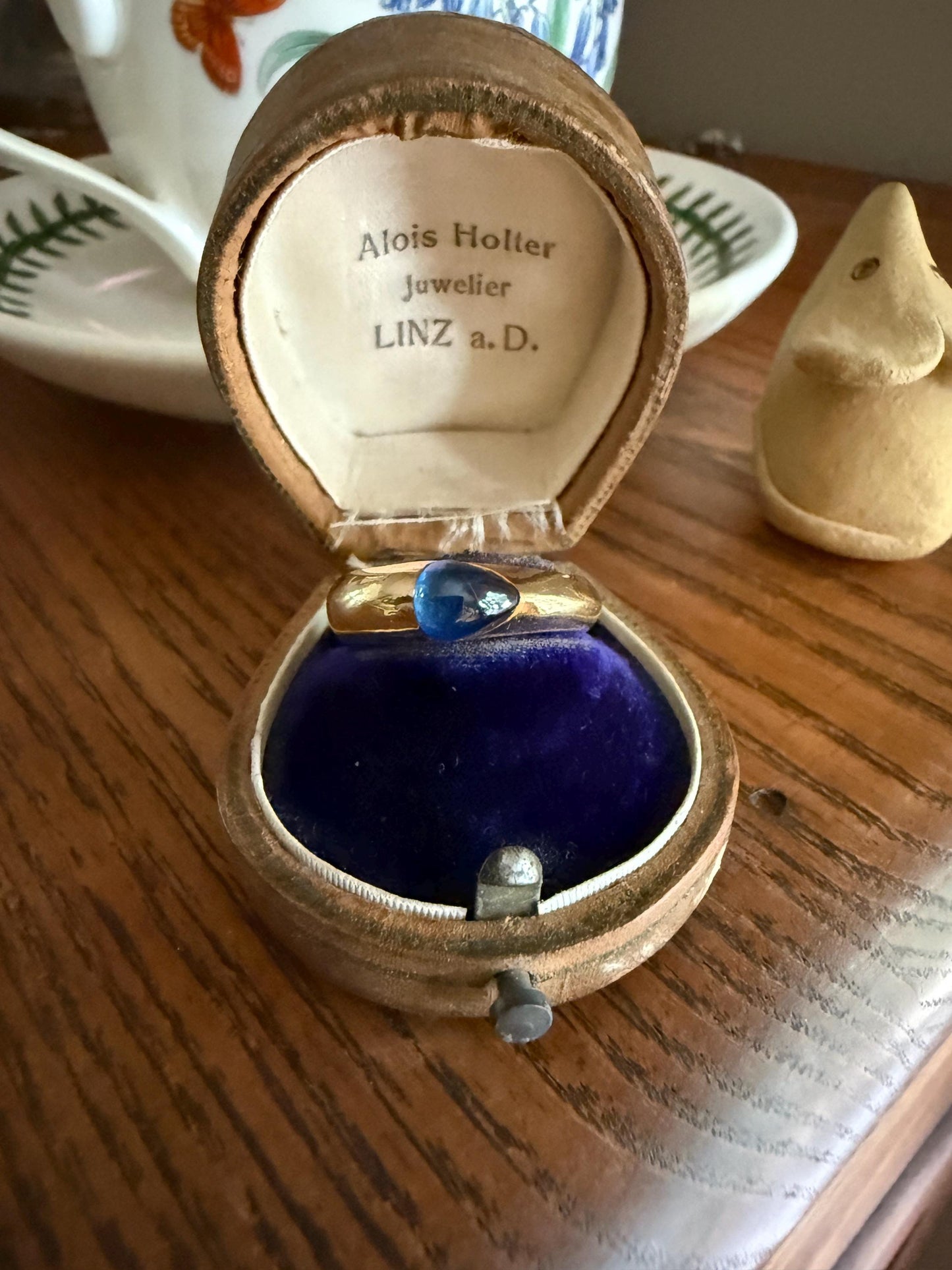 East West Teardrop Cabochon Cut SAPPHIRE Ring 7.6g 18k Gold Vintage Blue Domed Solitaire Stacker Gypsy Band Natural Blue Glow