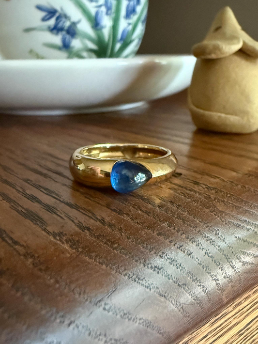 East West Teardrop Cabochon Cut SAPPHIRE Ring 7.6g 18k Gold Vintage Blue Domed Solitaire Stacker Gypsy Band Natural Blue Glow