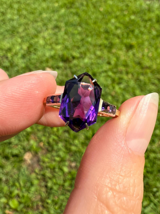 HEXAGON Kite Cut Shield Panel Vintage Purple AMETHYST Ring 9k Gold Rectangular Cut Shoulders Vintage