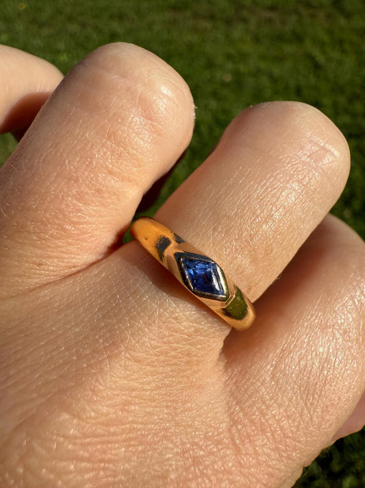 East West Diamond Shaped Kite Cut SAPPHIRE Ring 4.9g 23k Gold Vintage Blue Solitaire Stacker Gypsy Band Bezel Set Natural Periwinkle Blue
