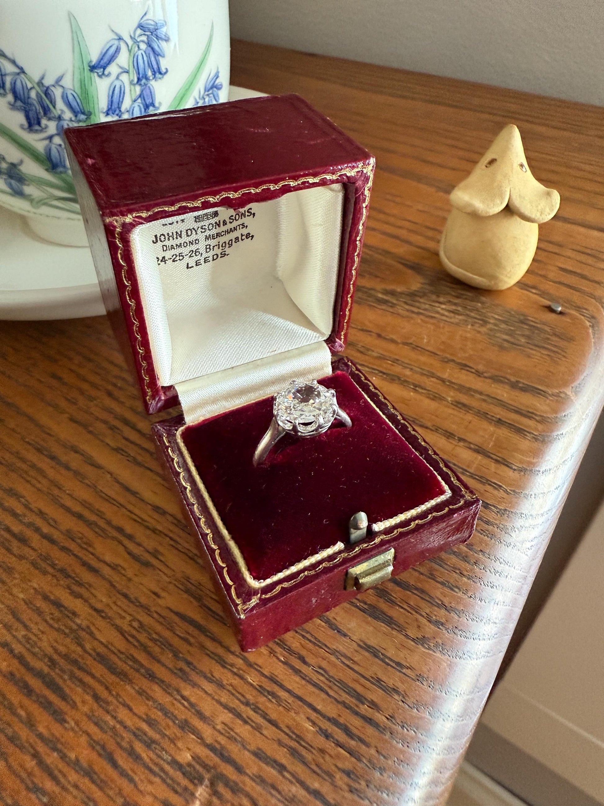 Antique 1.75 Carat Old Mine Cut DIAMOND East West OVAL Solitaire French Engagement Ring 18k White Gold Rainbow Stacker Love Gift Spready OMC