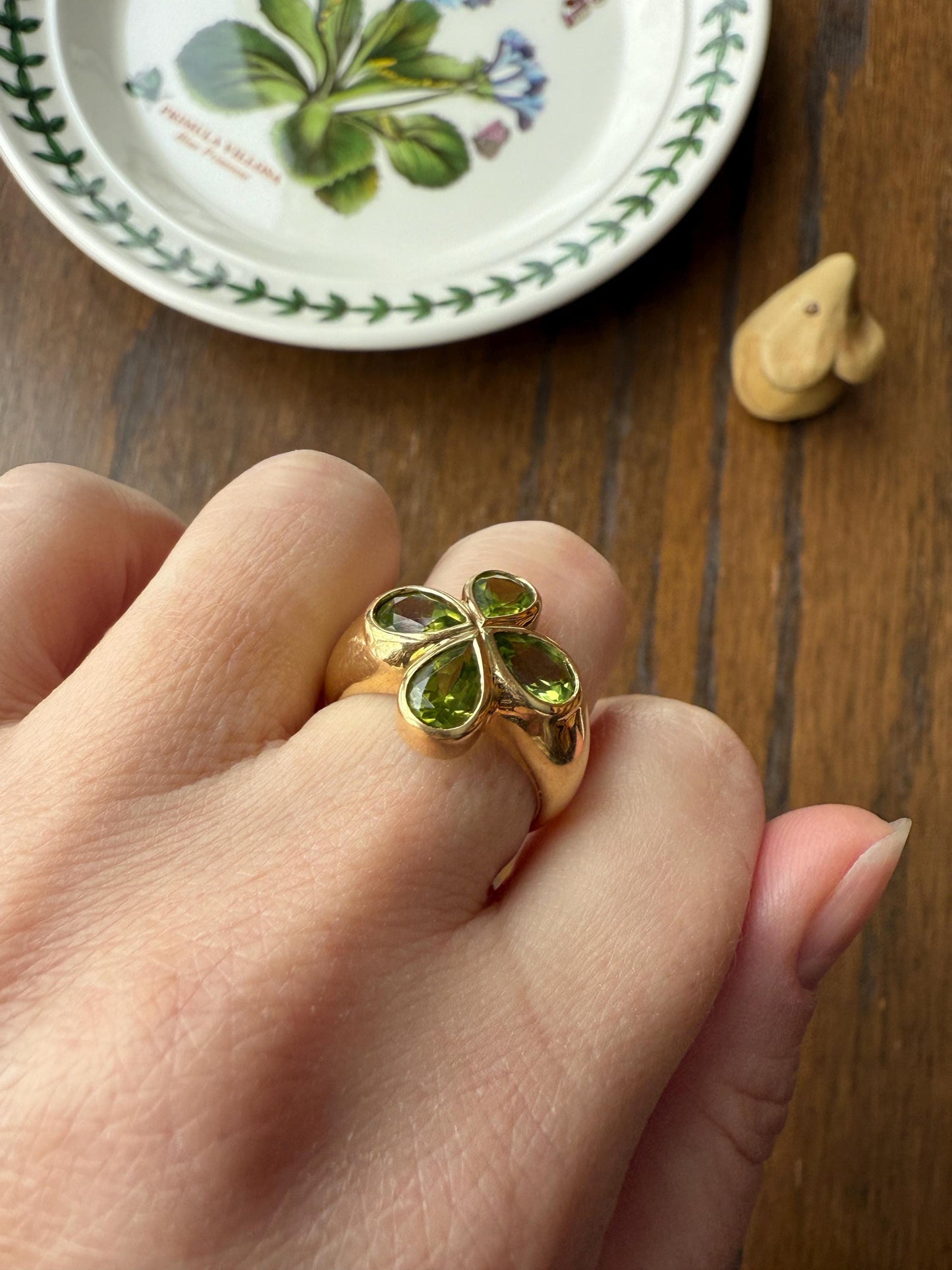 PERIDOT Chunky French Vintage Pale Green Pear Bezel Set Four Leaf Clover 7.5g 18k Gold Stacker Ring Domed Band Retro Flower Lime Green