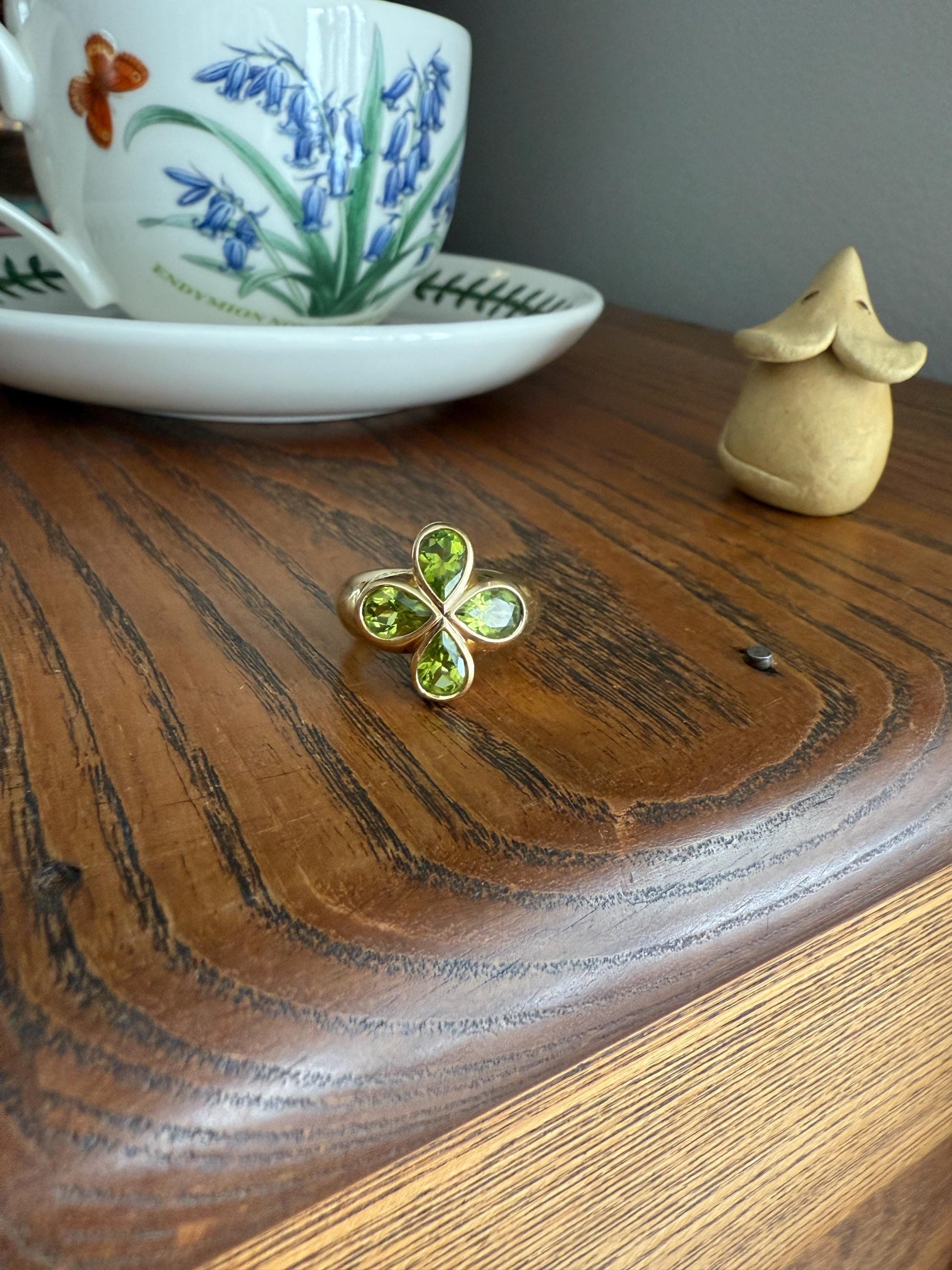 PERIDOT Chunky French Vintage Pale Green Pear Bezel Set Four Leaf Clover 7.5g 18k Gold Stacker Ring Domed Band Retro Flower Lime Green
