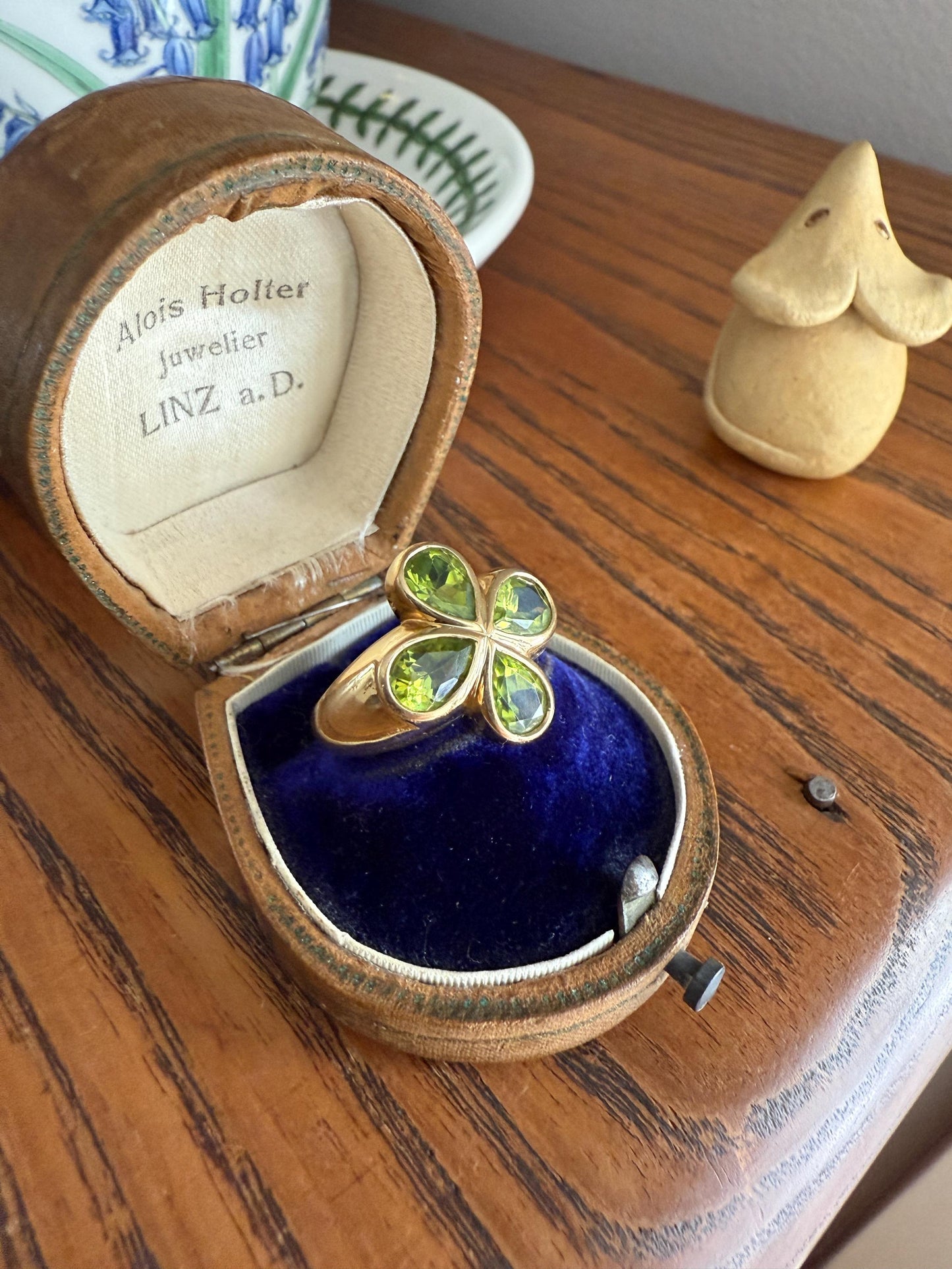 PERIDOT Chunky French Vintage Pale Green Pear Bezel Set Four Leaf Clover 7.5g 18k Gold Stacker Ring Domed Band Retro Flower Lime Green