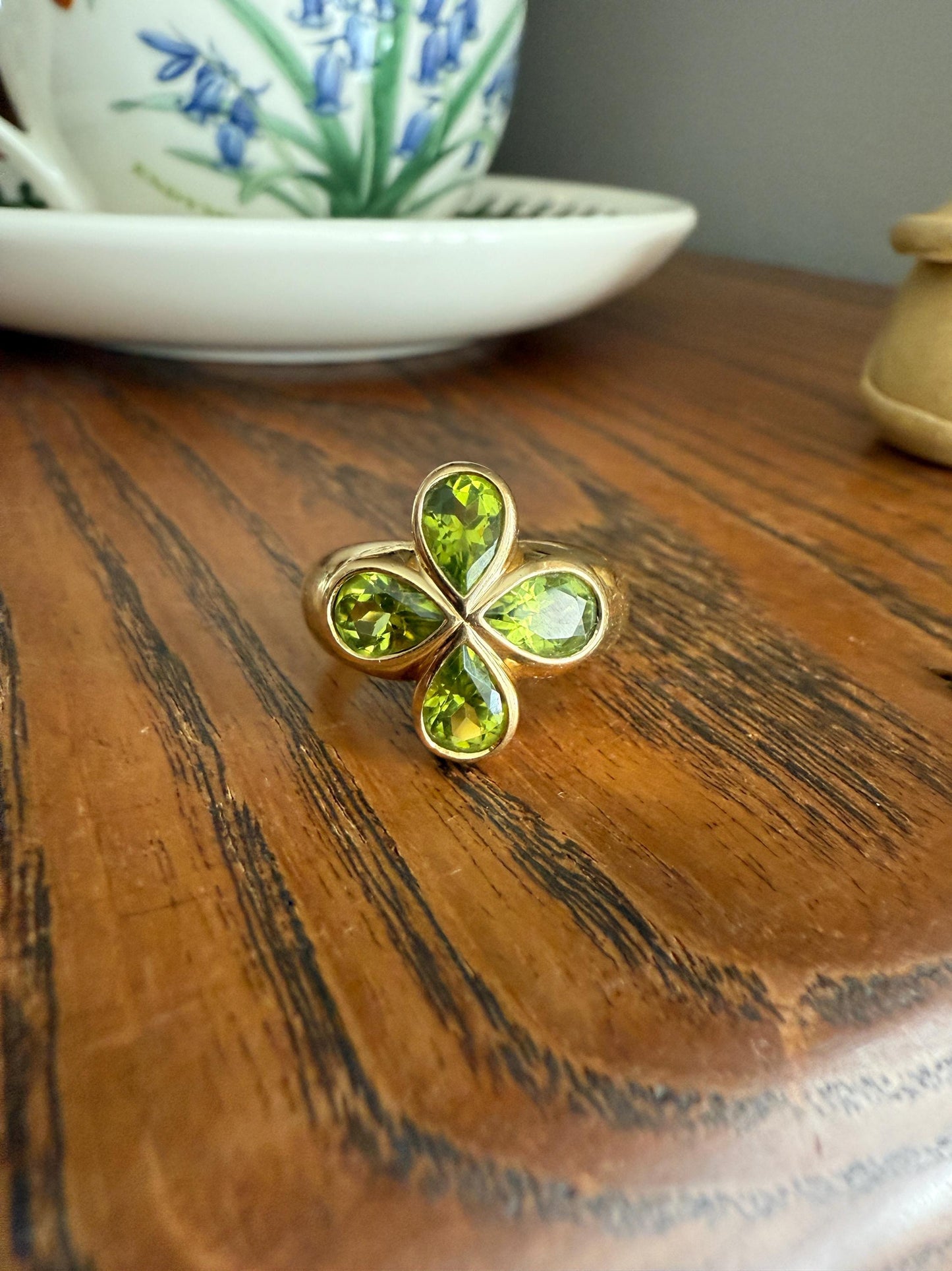 PERIDOT Chunky French Vintage Pale Green Pear Bezel Set Four Leaf Clover 7.5g 18k Gold Stacker Ring Domed Band Retro Flower Lime Green