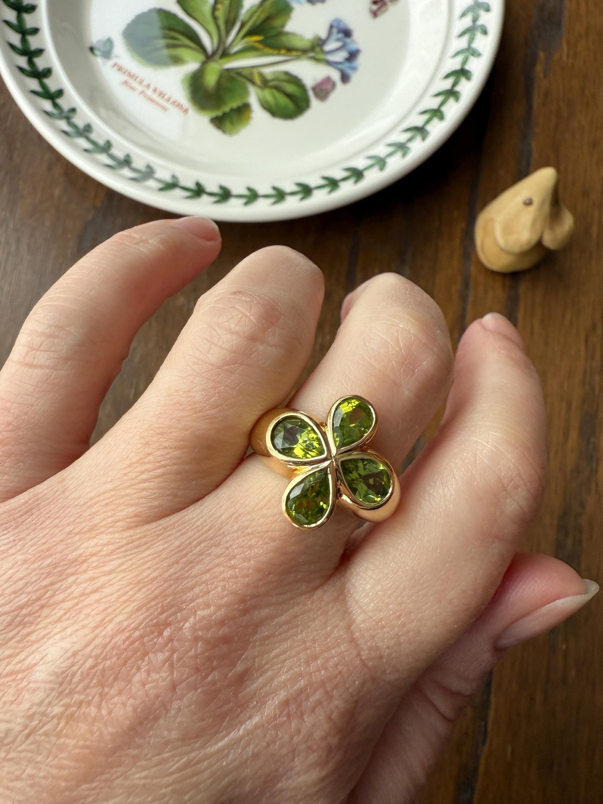 PERIDOT Chunky French Vintage Pale Green Pear Bezel Set Four Leaf Clover 7.5g 18k Gold Stacker Ring Domed Band Retro Flower Lime Green