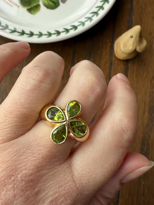 PERIDOT Chunky French Vintage Pale Green Pear Bezel Set Four Leaf Clover 7.5g 18k Gold Stacker Ring Domed Band Retro Flower Lime Green