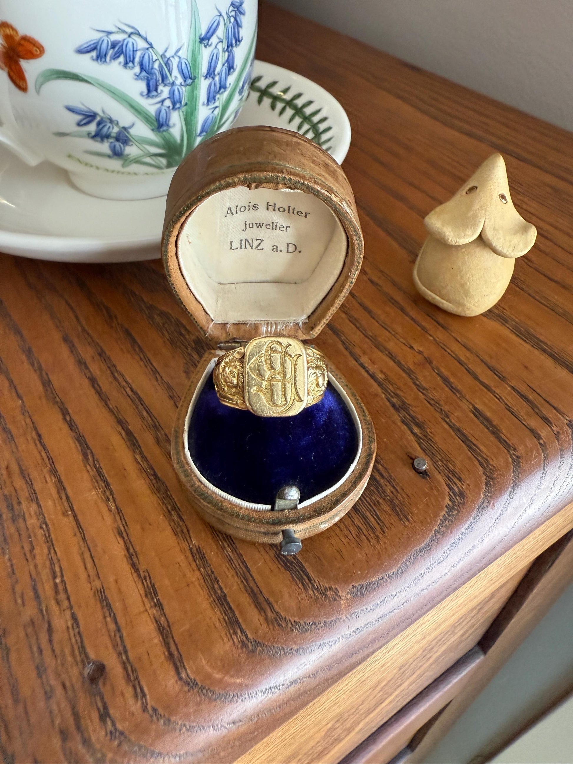 HEAVY Antique LION Chunky SIGNET 15.2g 18k Gold Solid Ring French Figural Animal Head Initial Wax Seal Pb Bp Intaglio Sturdy Band Unisex Man