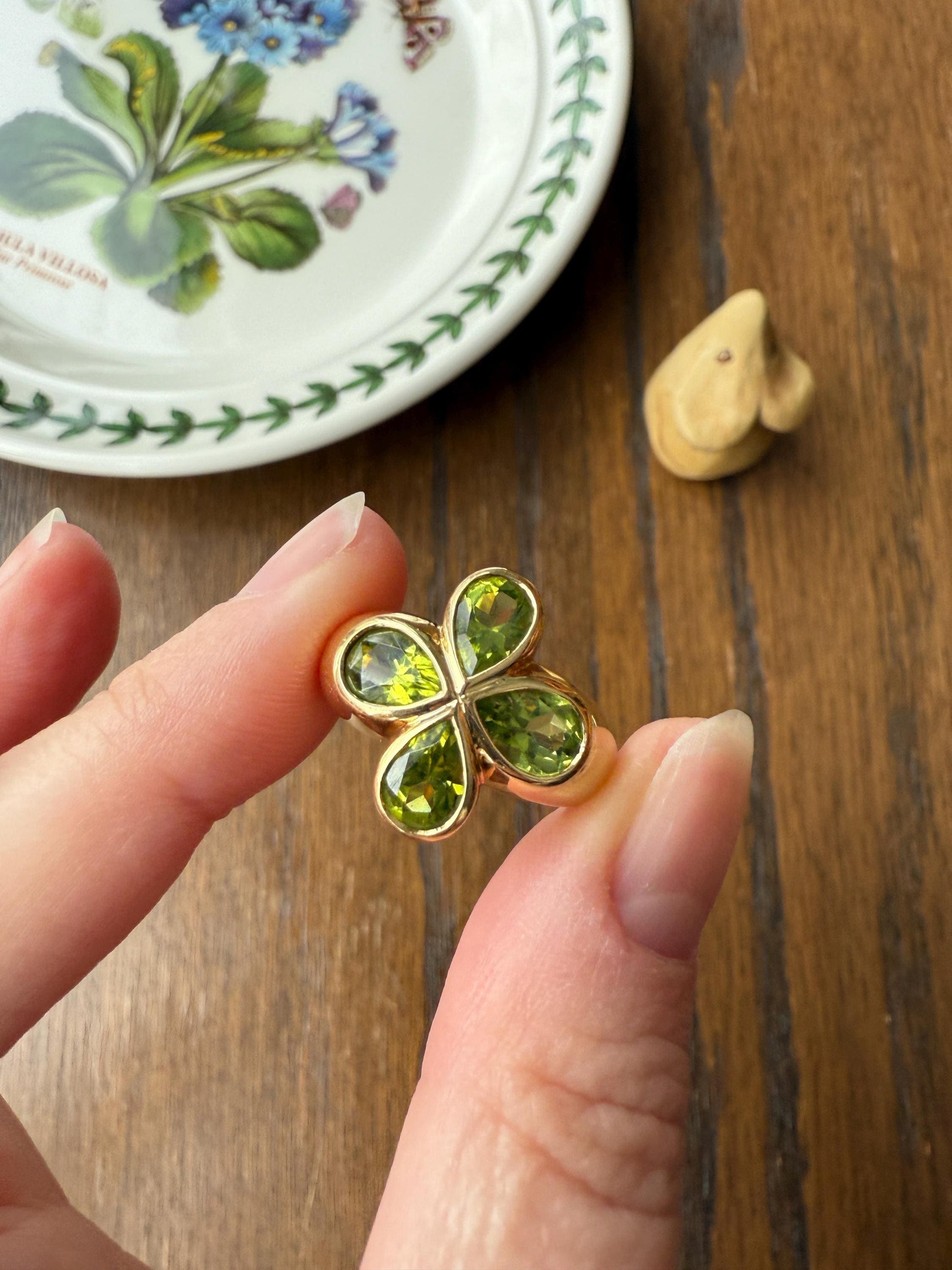 PERIDOT Chunky French Vintage Pale Green Pear Bezel Set Four Leaf Clover 7.5g 18k Gold Stacker Ring Domed Band Retro Flower Lime Green